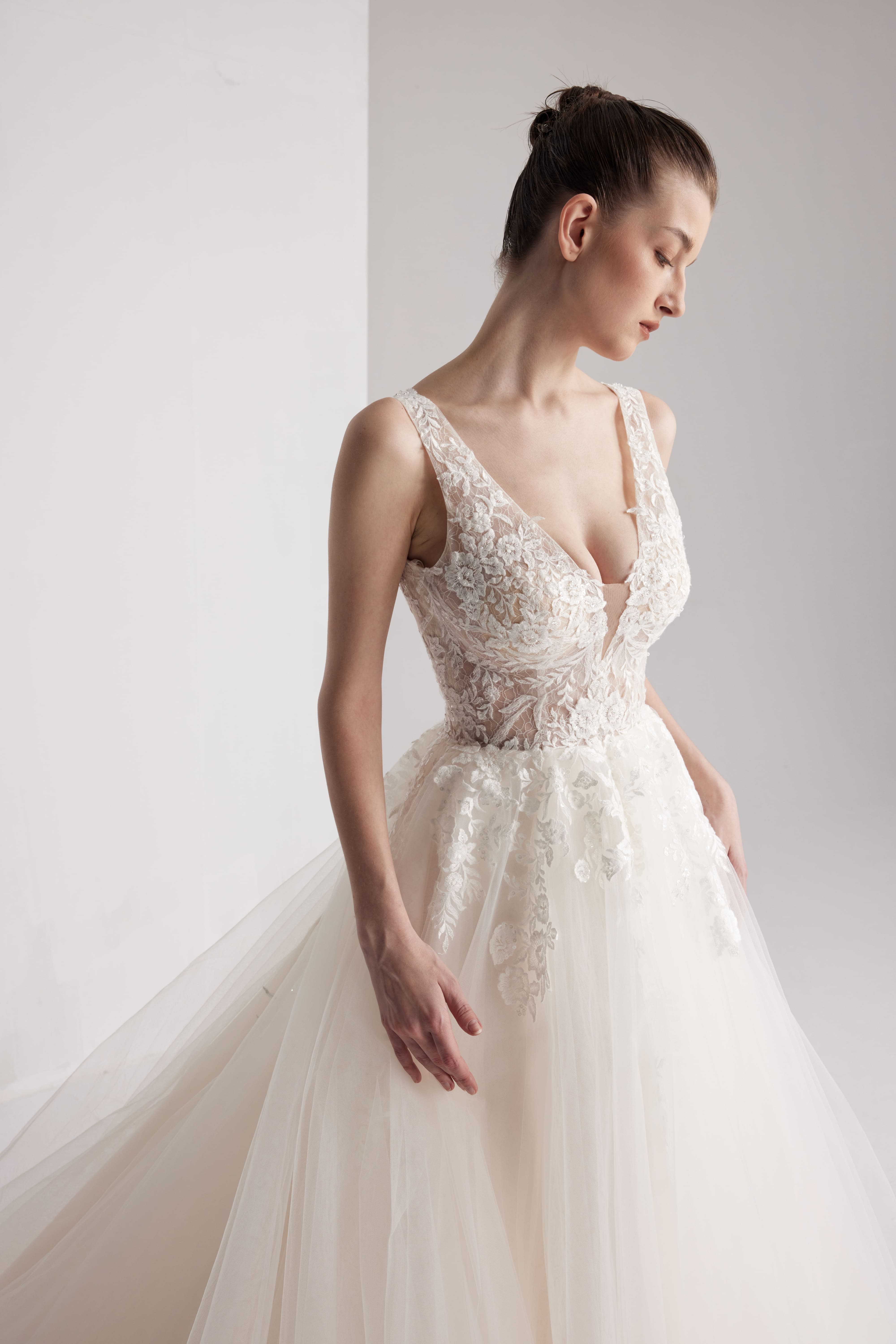 Brautkleid aus Spitzentüll mit offenem Rücken LVB2410