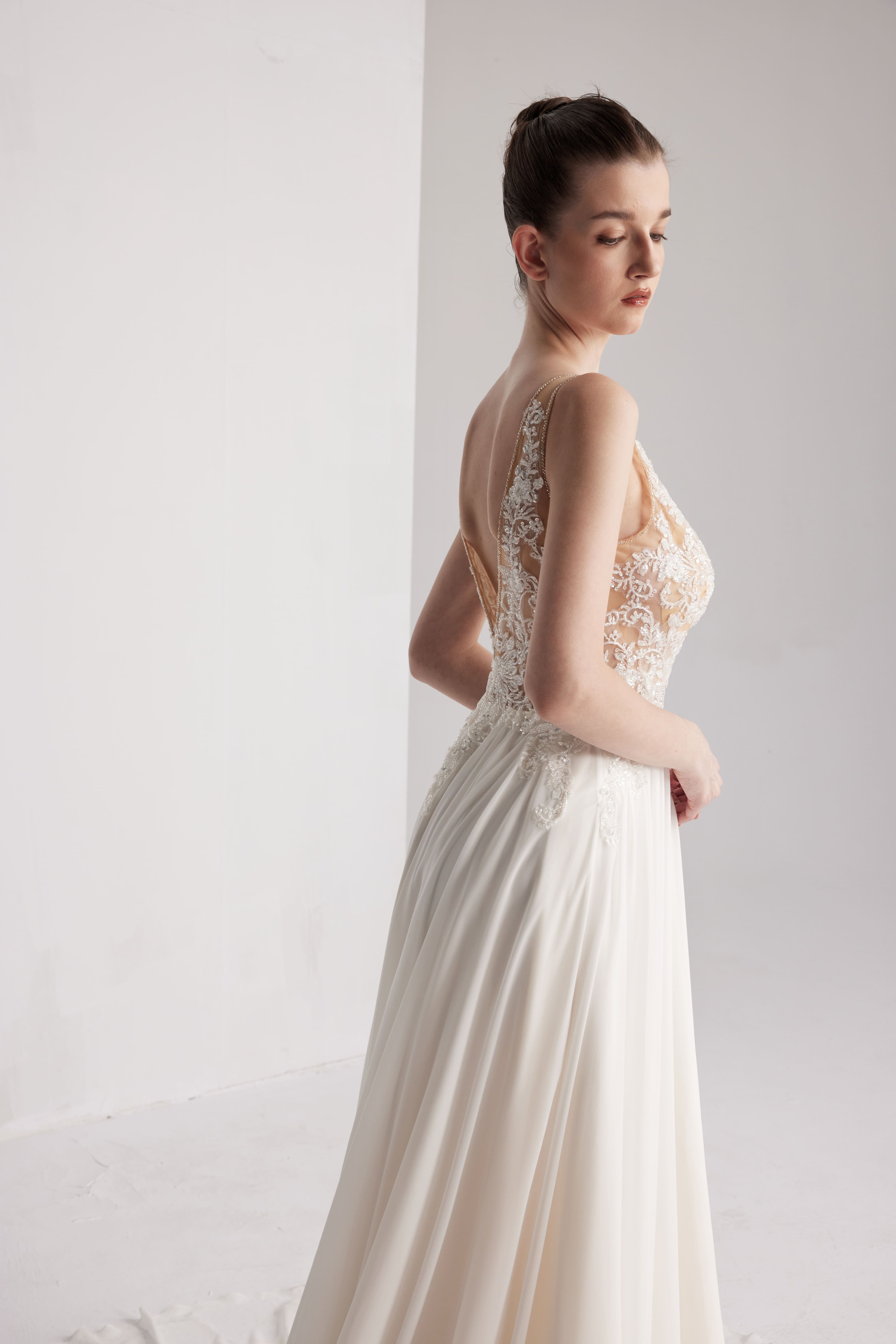 Sexy plissiertes Chiffon-Brautkleid mit offenem Rücken LVB2414