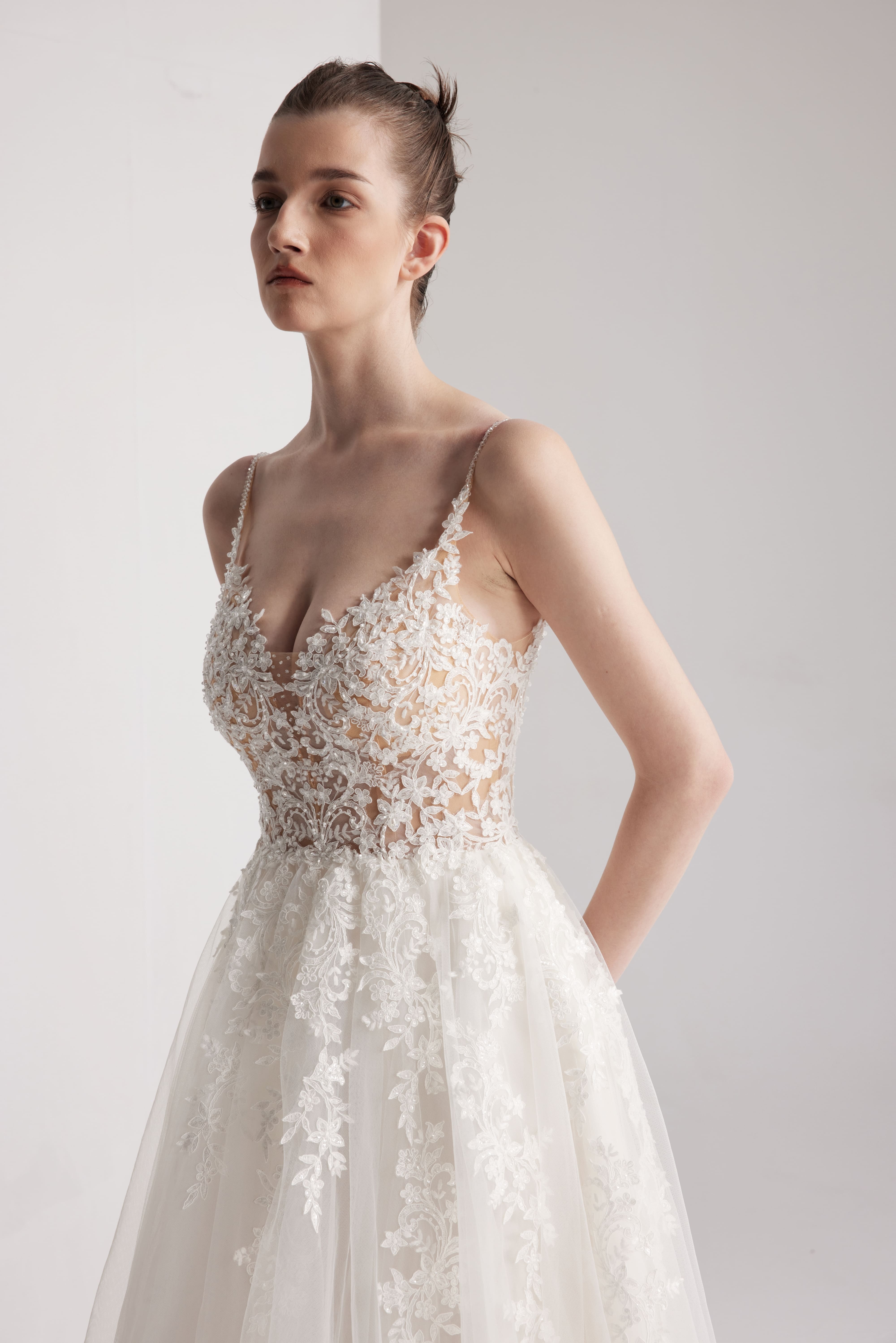 Romantisches Blumenbrautkleid mit tiefem V-Ausschnitt und sexy offenem Rücken LVB2416