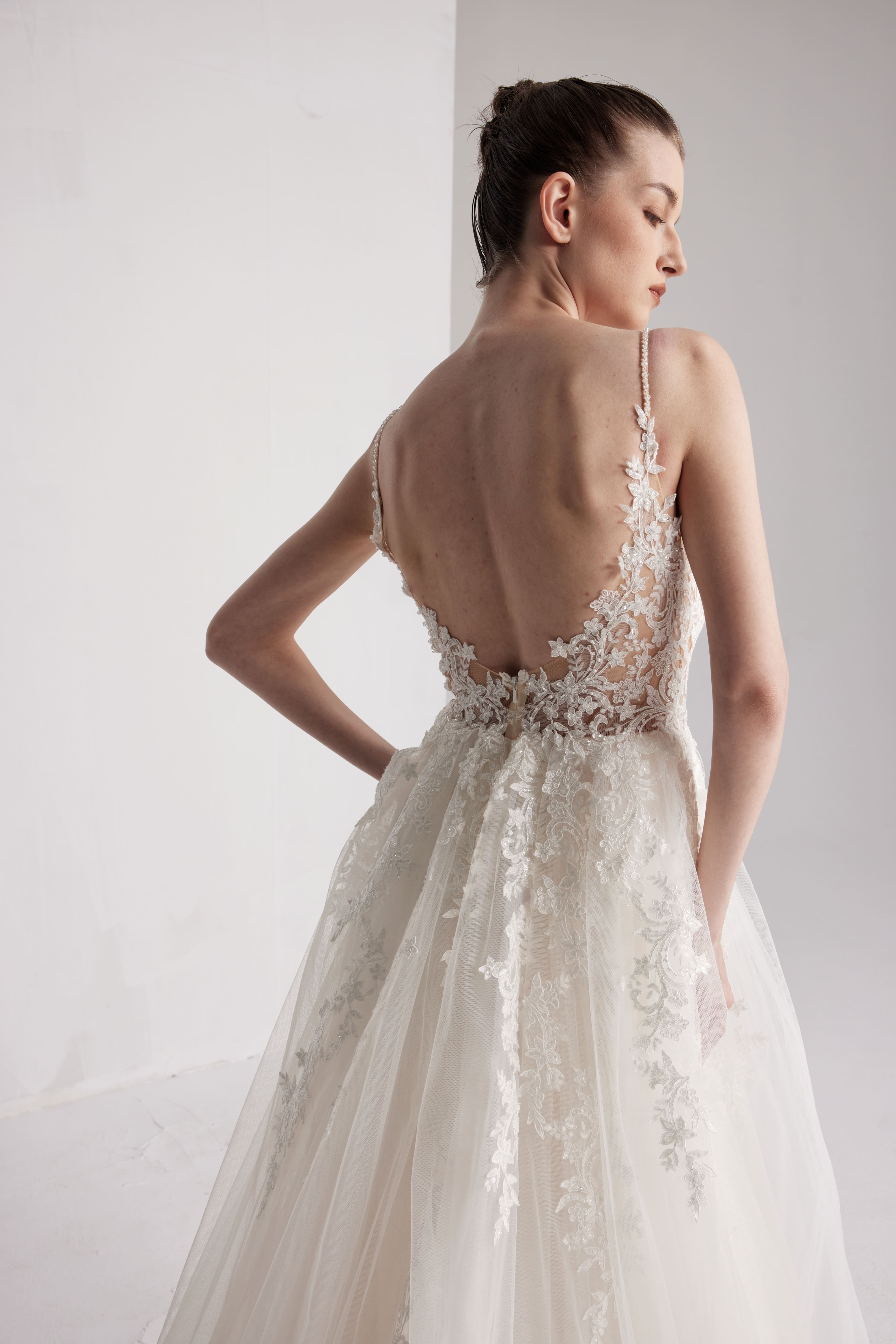 Romantisches Blumenbrautkleid mit tiefem V-Ausschnitt und sexy offenem Rücken LVB2416