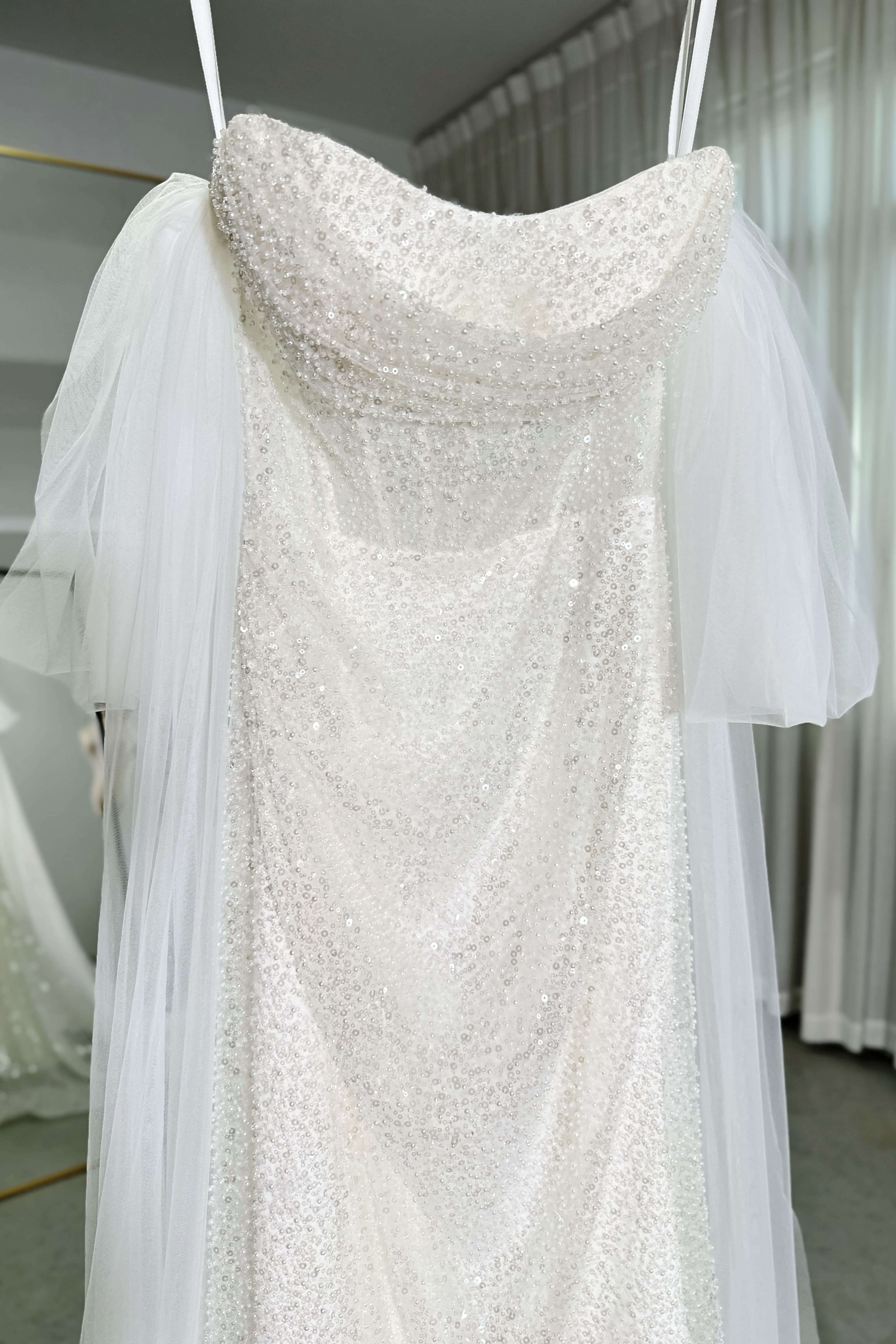 Atemberaubendes Brautkleid im Meerjungfrauen-Stil mit Perlenbesatz, Schlitz und abnehmbaren Ärmeln LVB2625 von AND Bride