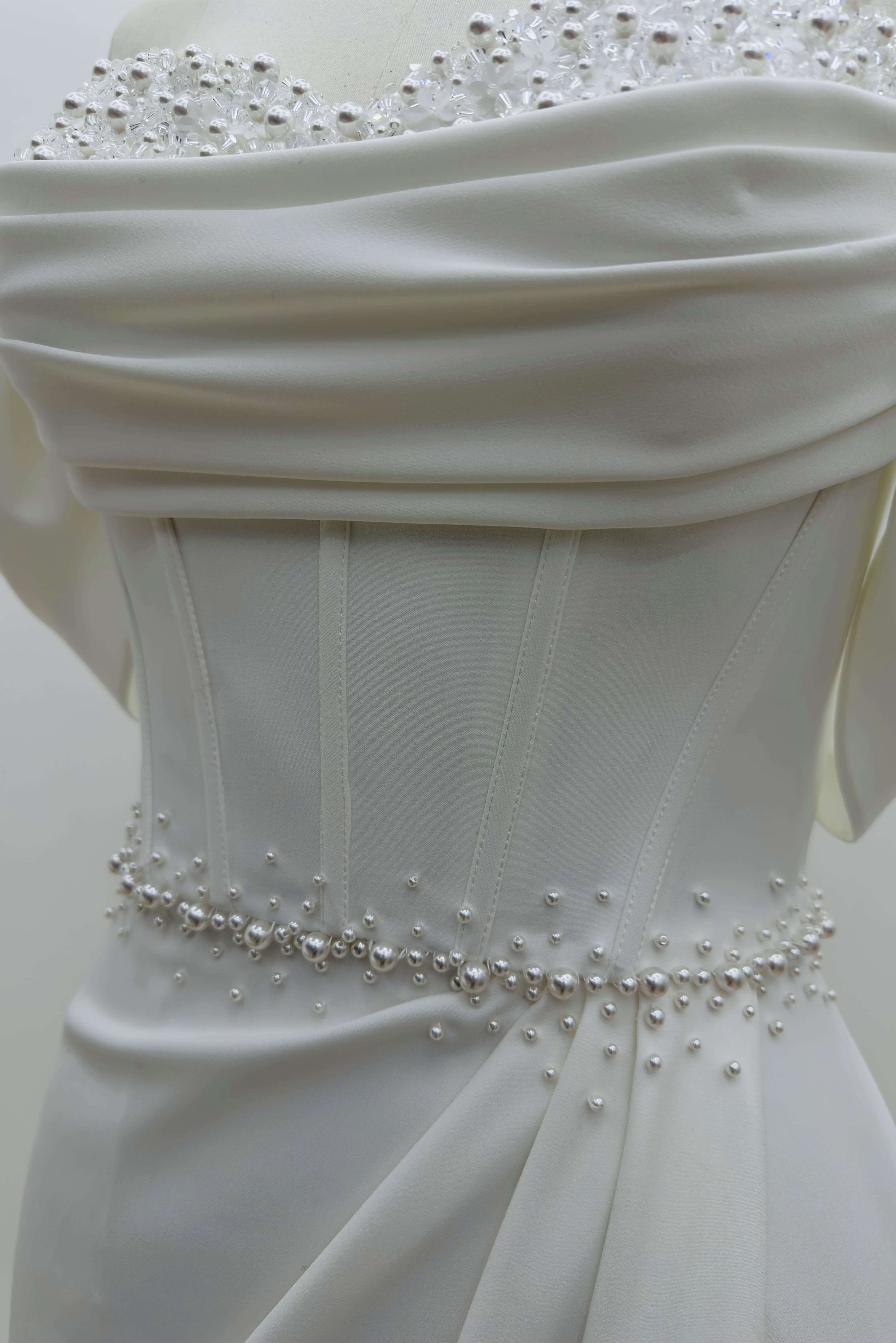 Handgefertigtes Brautkleid mit Perlen und schulterfreien Flügelärmeln LVB2697