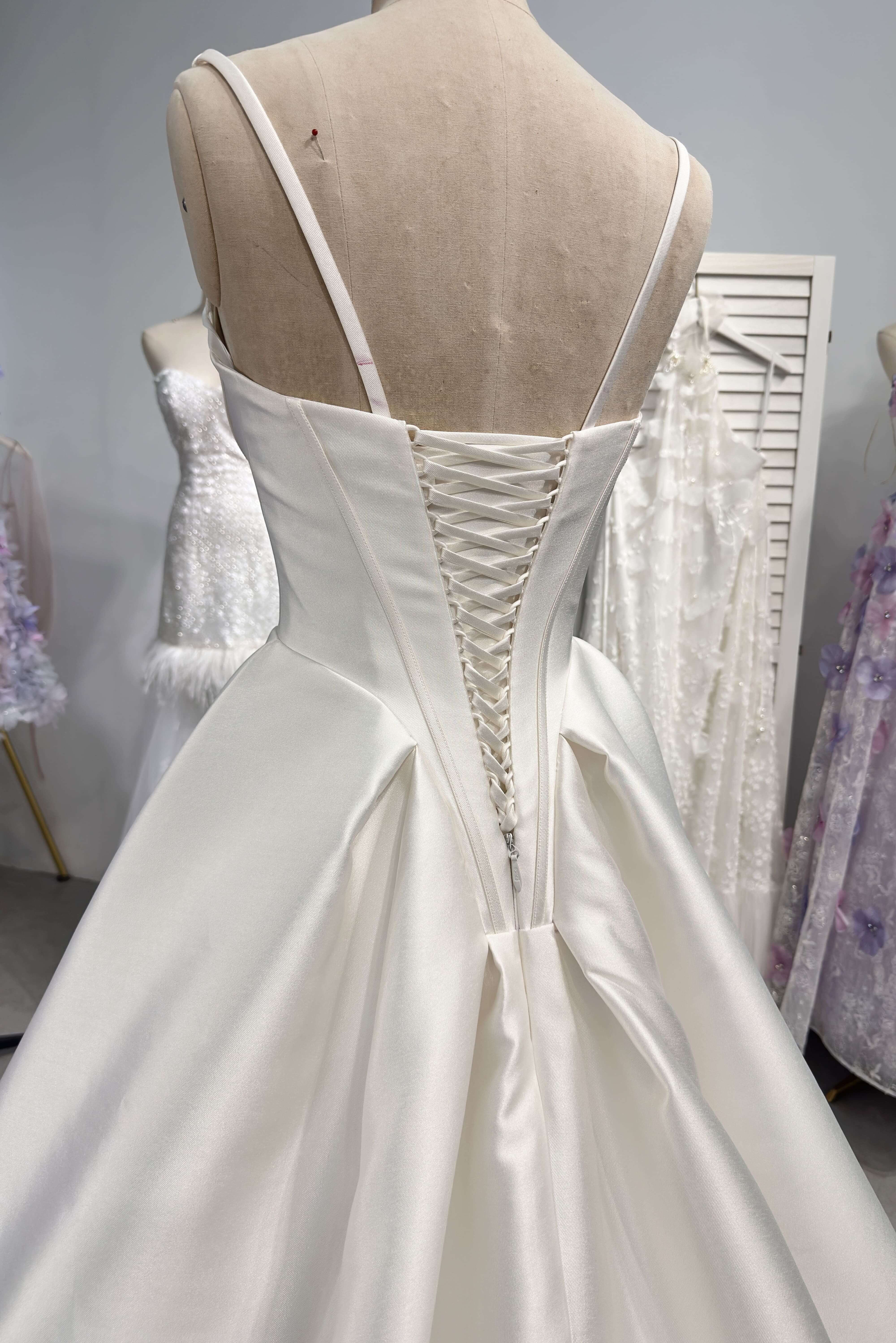 Minimalistisches, schlichtes Mikado-Etuikleid, schlichtes Brautkleid LVB2696