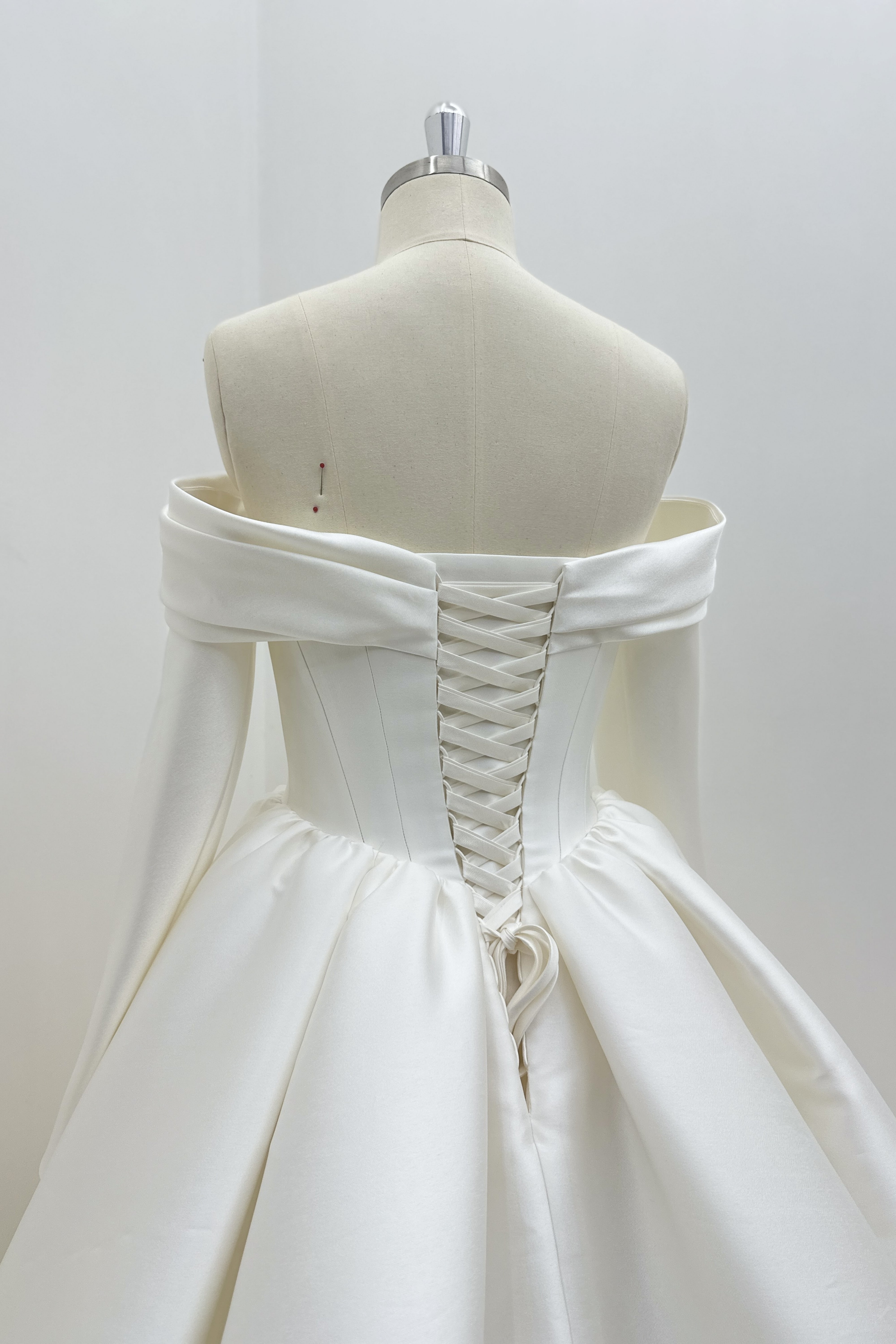 Elegant satin wedding gown with detachable sleeves LVB2695