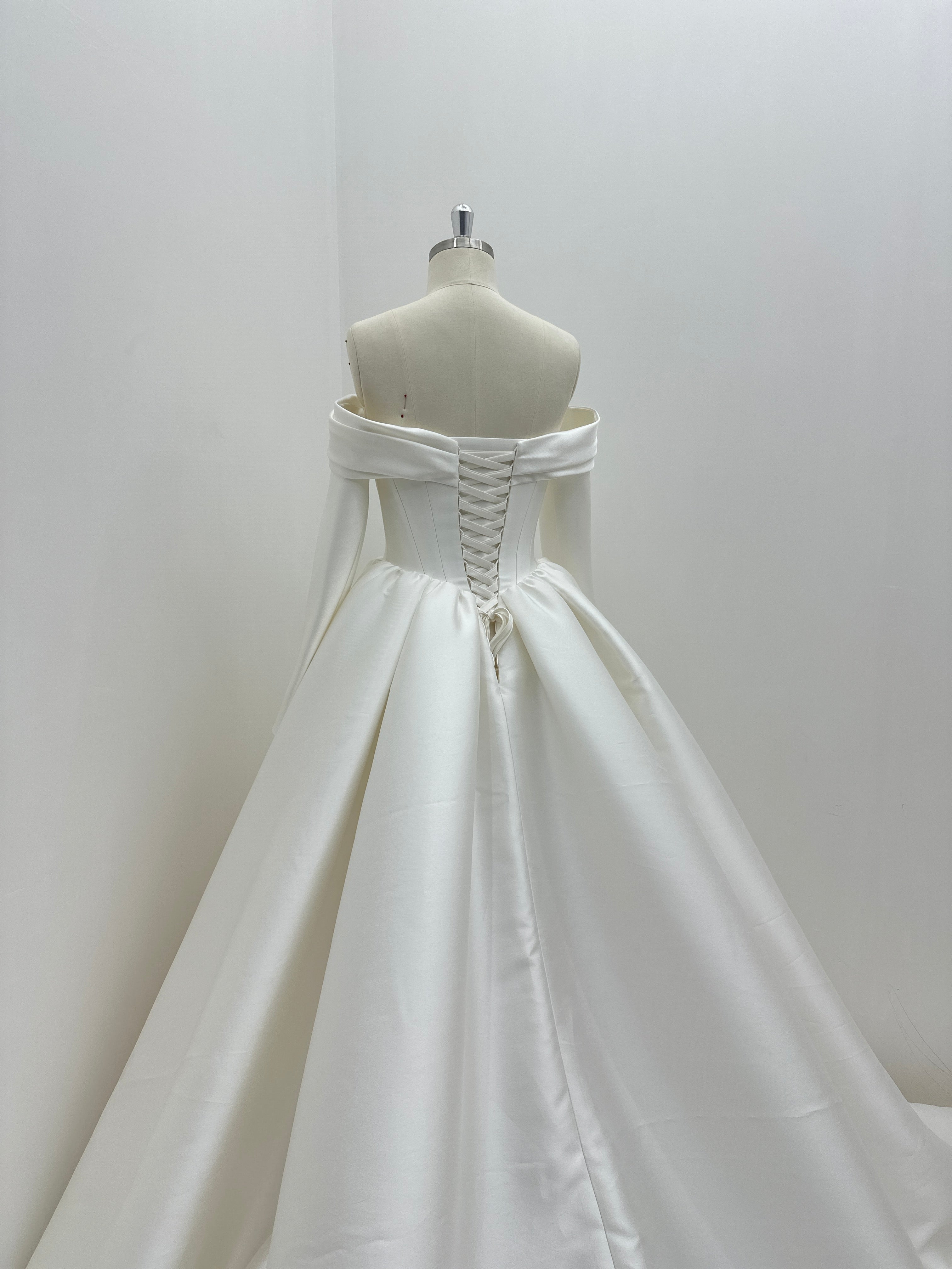 Elegant satin wedding gown with detachable sleeves LVB2695