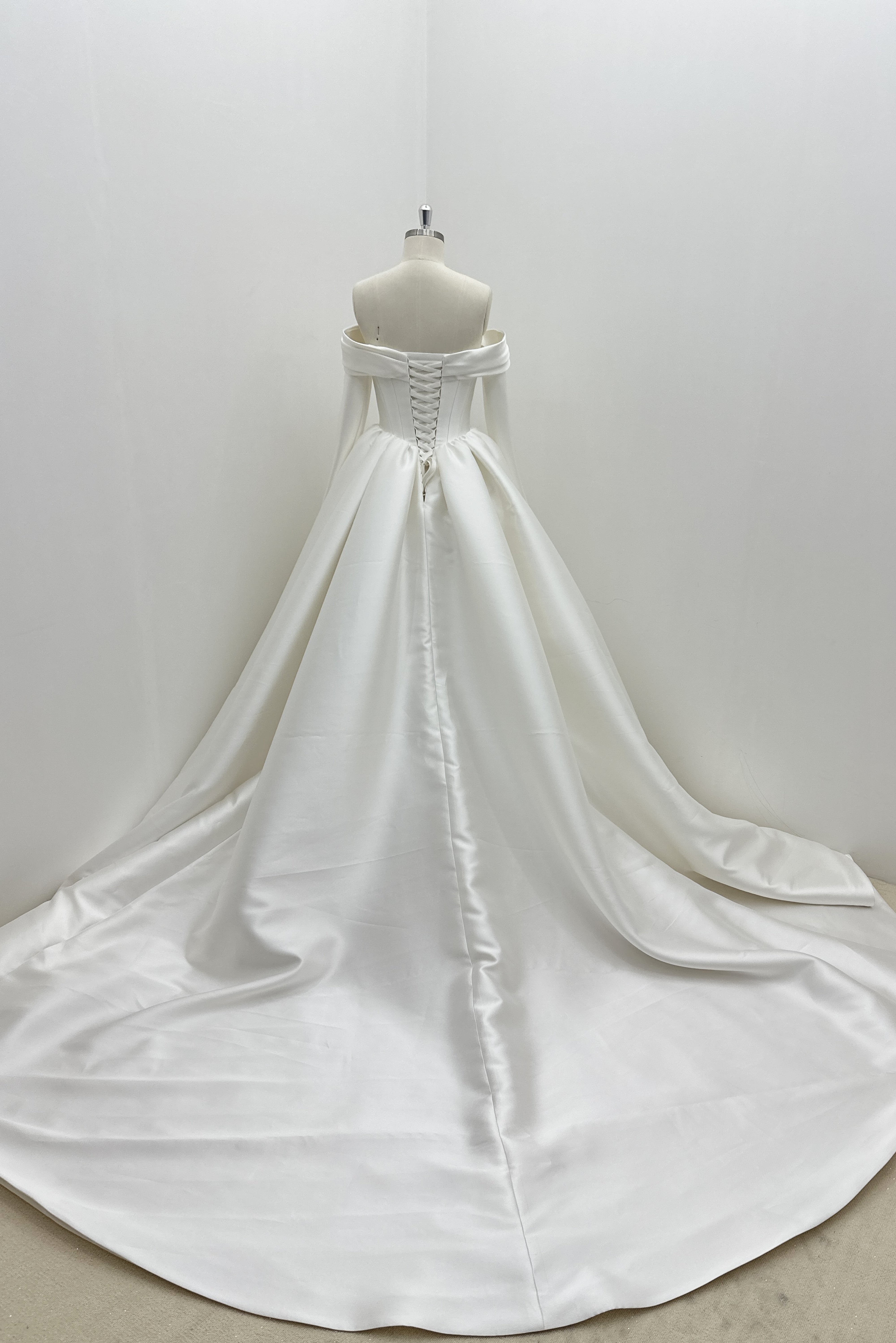 Elegant satin wedding gown with detachable sleeves LVB2695