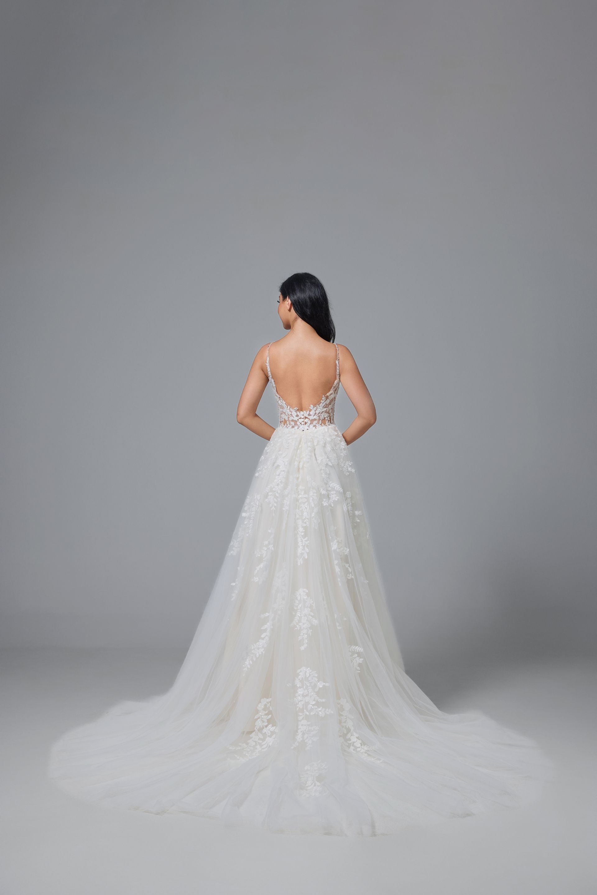 Ball-Gown Lace Tulle Chapel Train V-neck Handmade Wedding Dress LVB2515