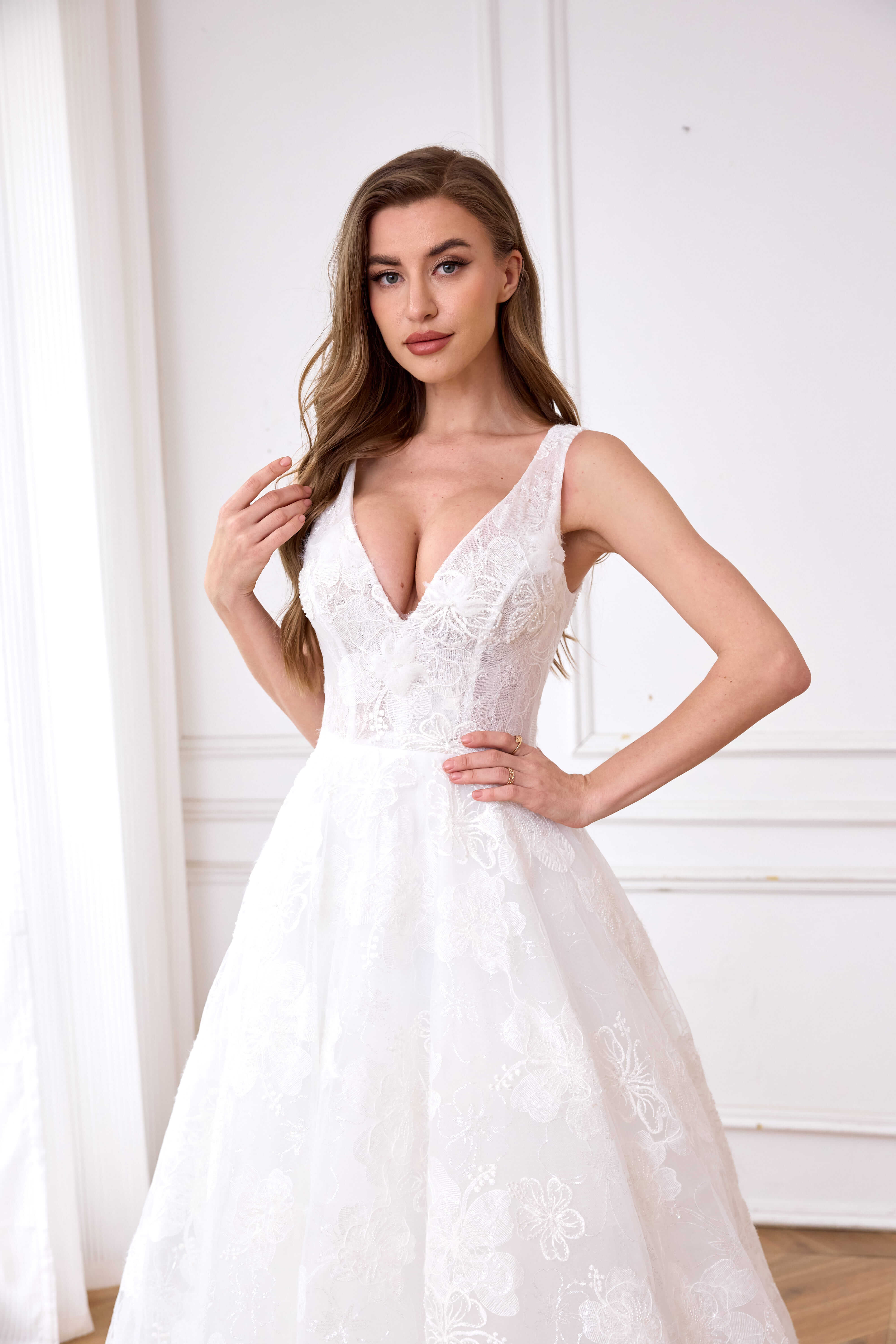 Fließendes, funkelndes, sexy A-Linien-Brautkleid mit 3D-Spitze und V-Ausschnitt LVB2619 von AND Bride