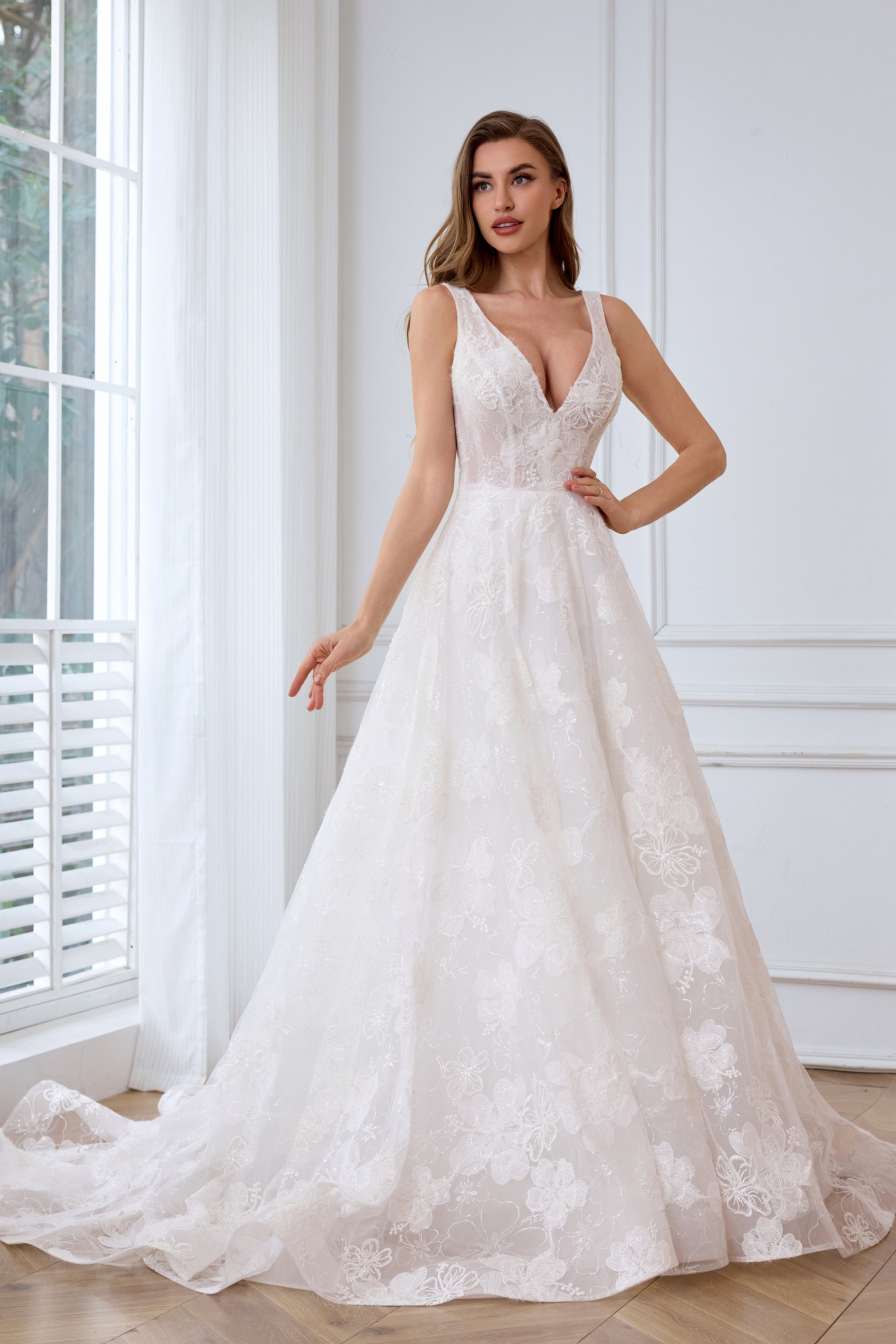 Fließendes, funkelndes, sexy A-Linien-Brautkleid mit 3D-Spitze und V-Ausschnitt LVB2619 von AND Bride