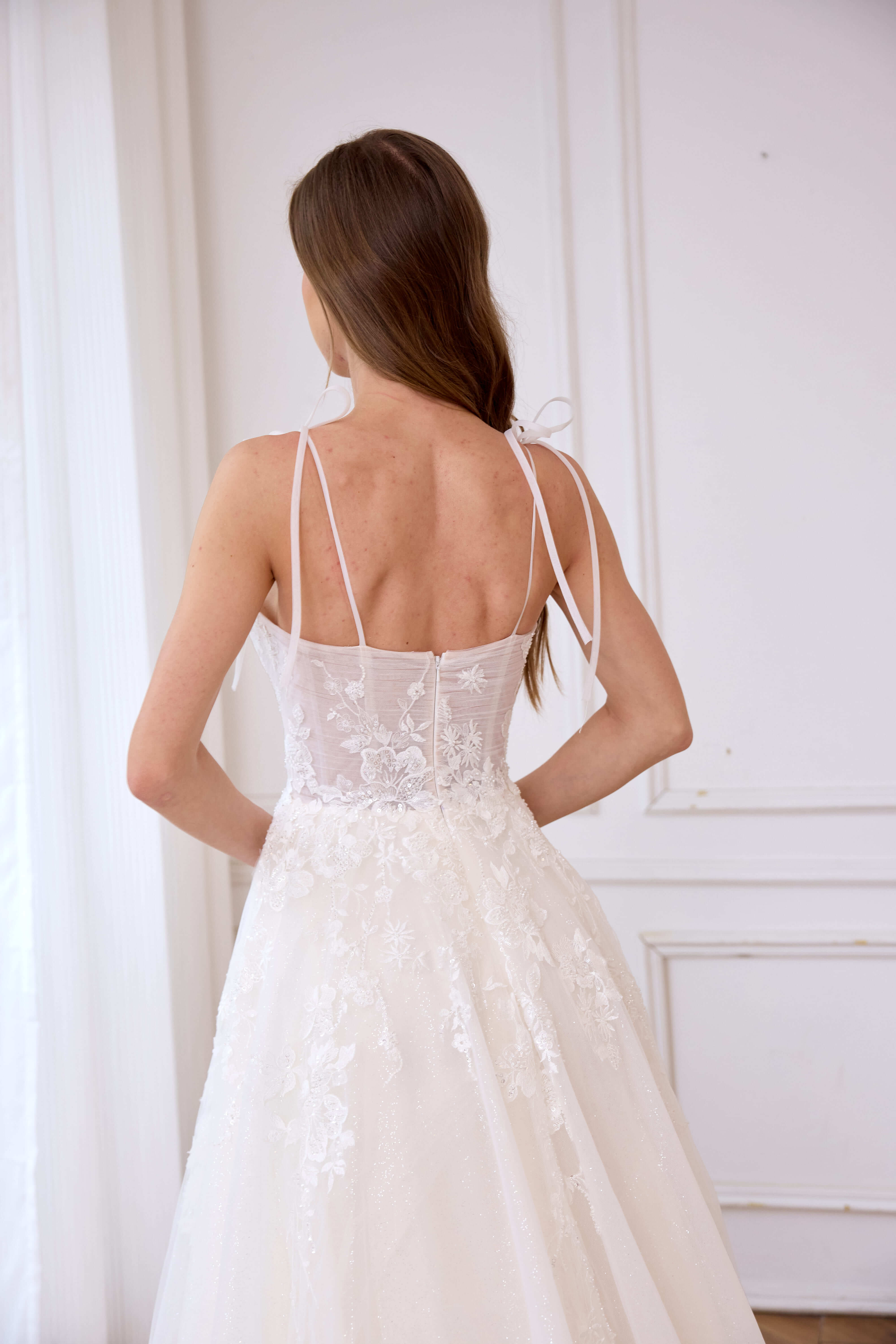 Üppiges, glitzerndes, tief ausgeschnittenes, florales, fließendes A-Linien-Brautkleid mit Schlitz LVB2622 von AND Bride