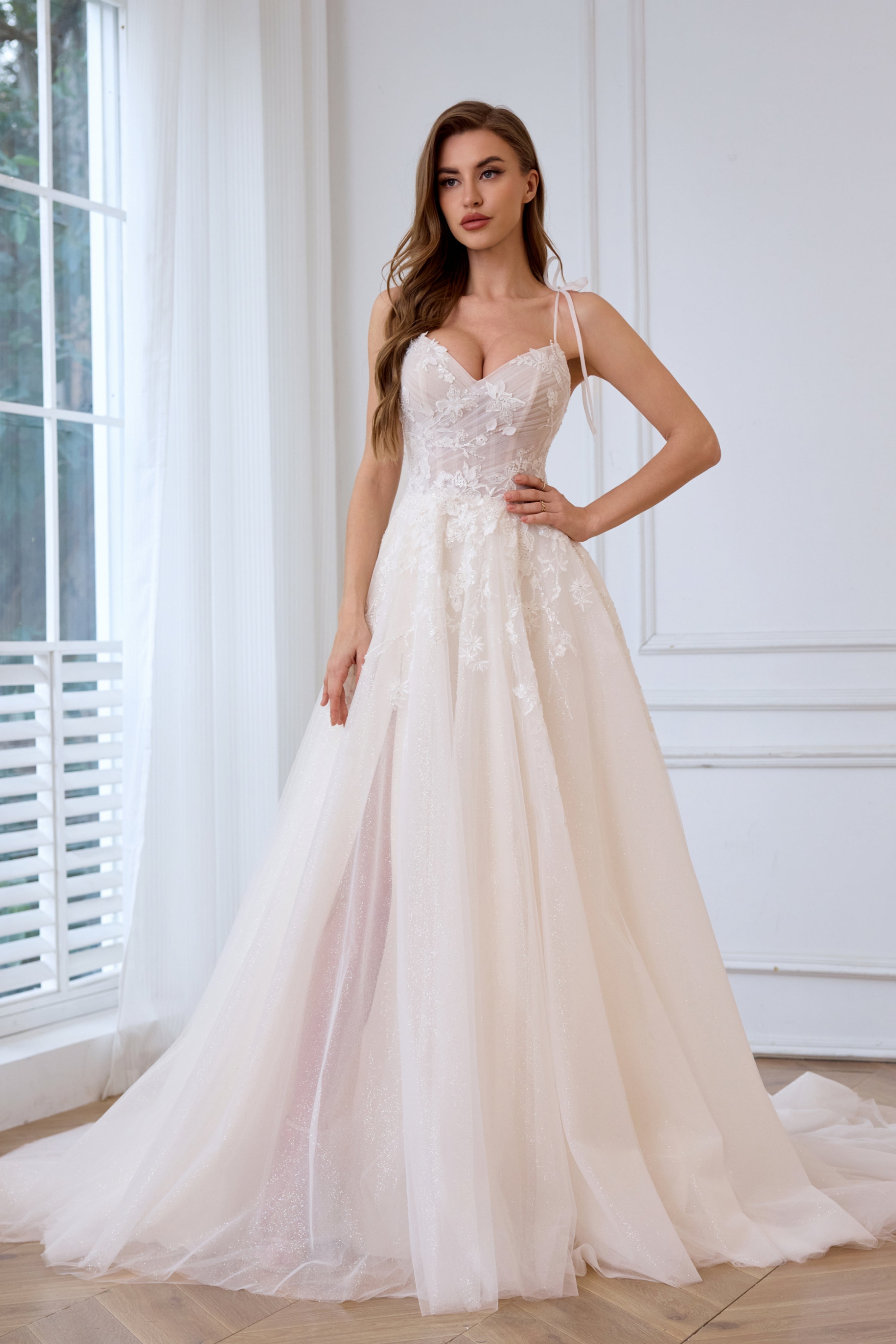 Üppiges, glitzerndes, tief ausgeschnittenes, florales, fließendes A-Linien-Brautkleid mit Schlitz LVB2622 von AND Bride