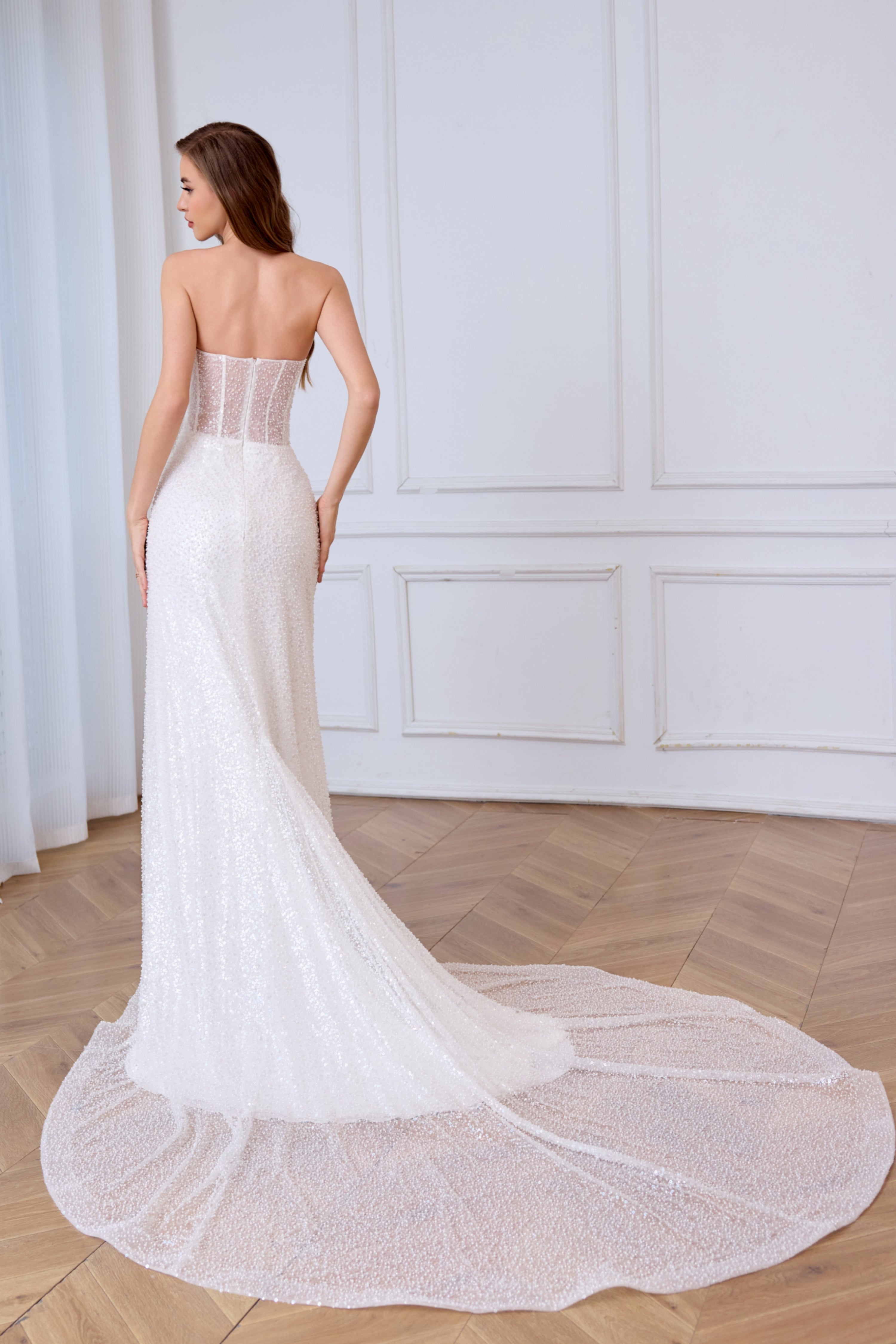 Atemberaubendes Brautkleid im Meerjungfrauen-Stil mit Perlenbesatz, Schlitz und abnehmbaren Ärmeln LVB2625 von AND Bride