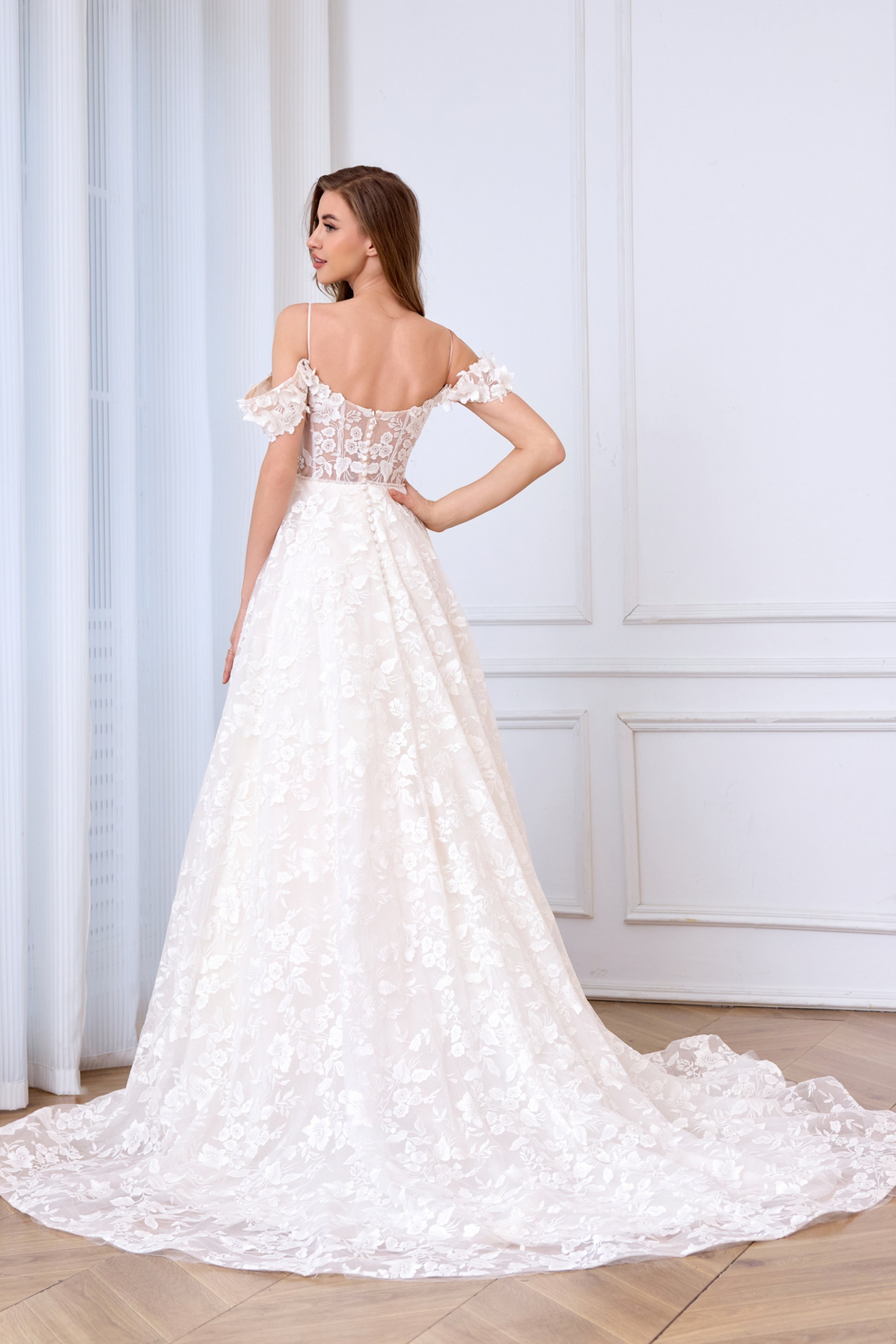 Glitzerndes Meerjungfrau-Brautkleid aus zarter Blumenspitze LVB2623 von AND Bride