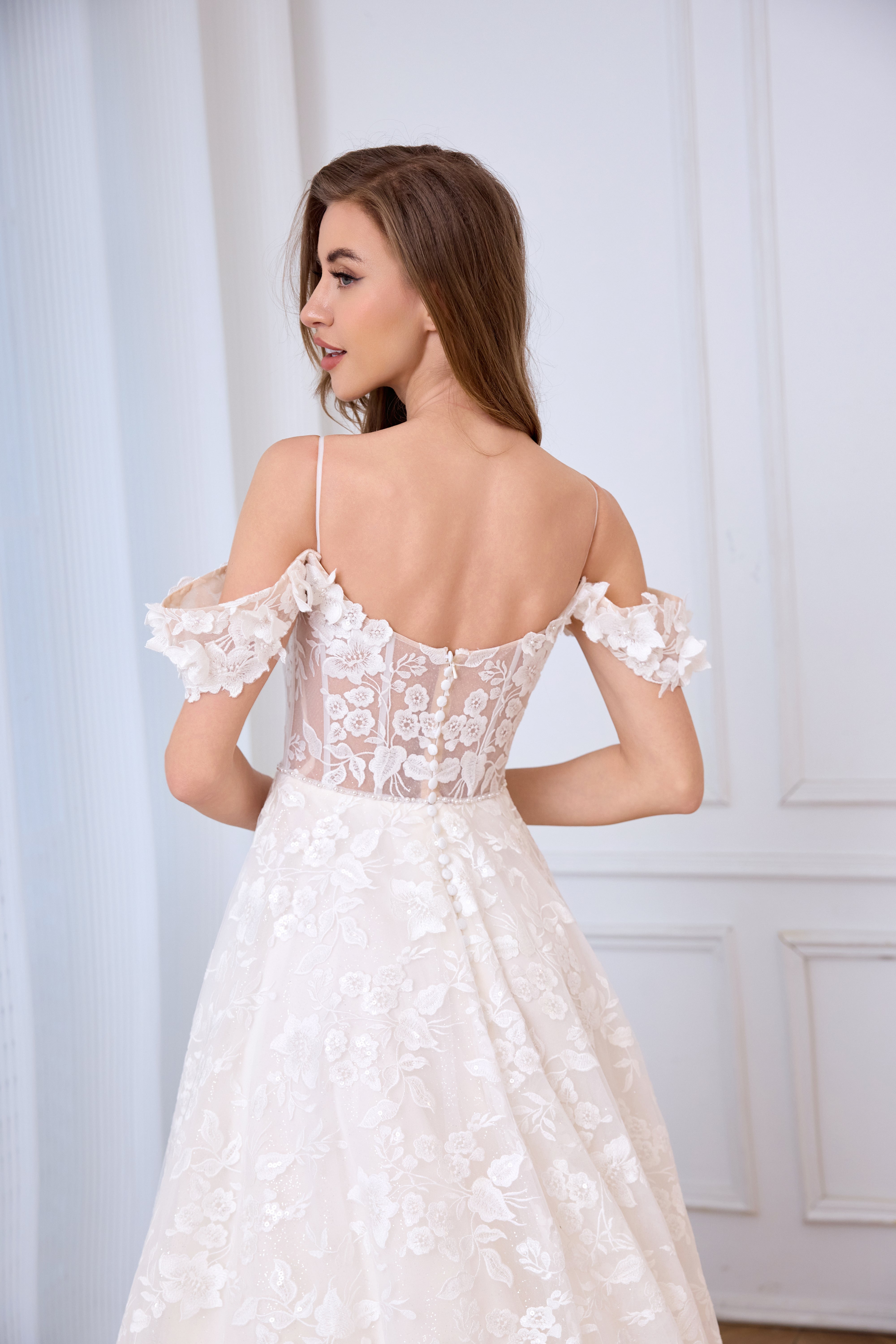 Glitzerndes Meerjungfrau-Brautkleid aus zarter Blumenspitze LVB2623 von AND Bride