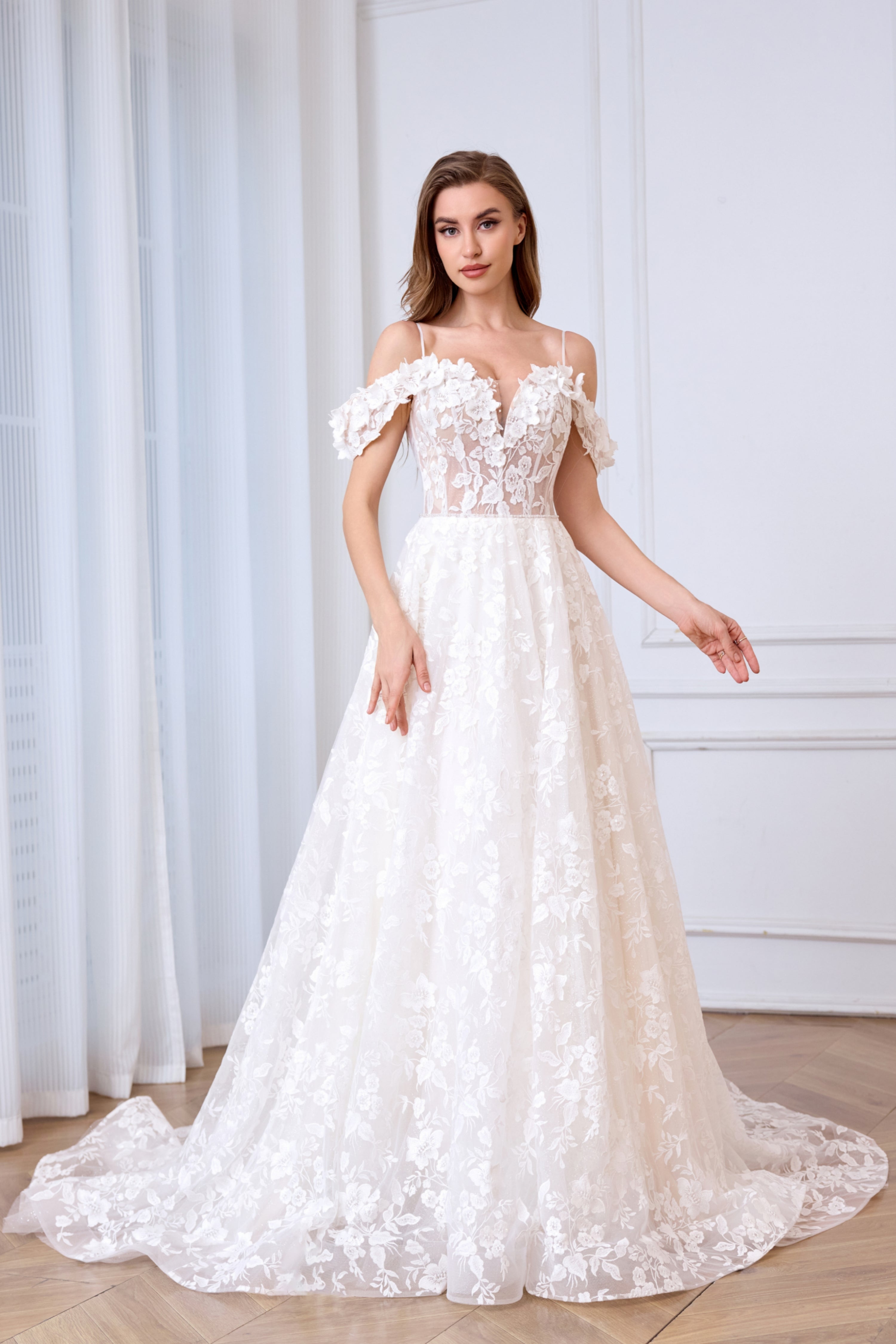 Glitzerndes Meerjungfrau-Brautkleid aus zarter Blumenspitze LVB2623 von AND Bride