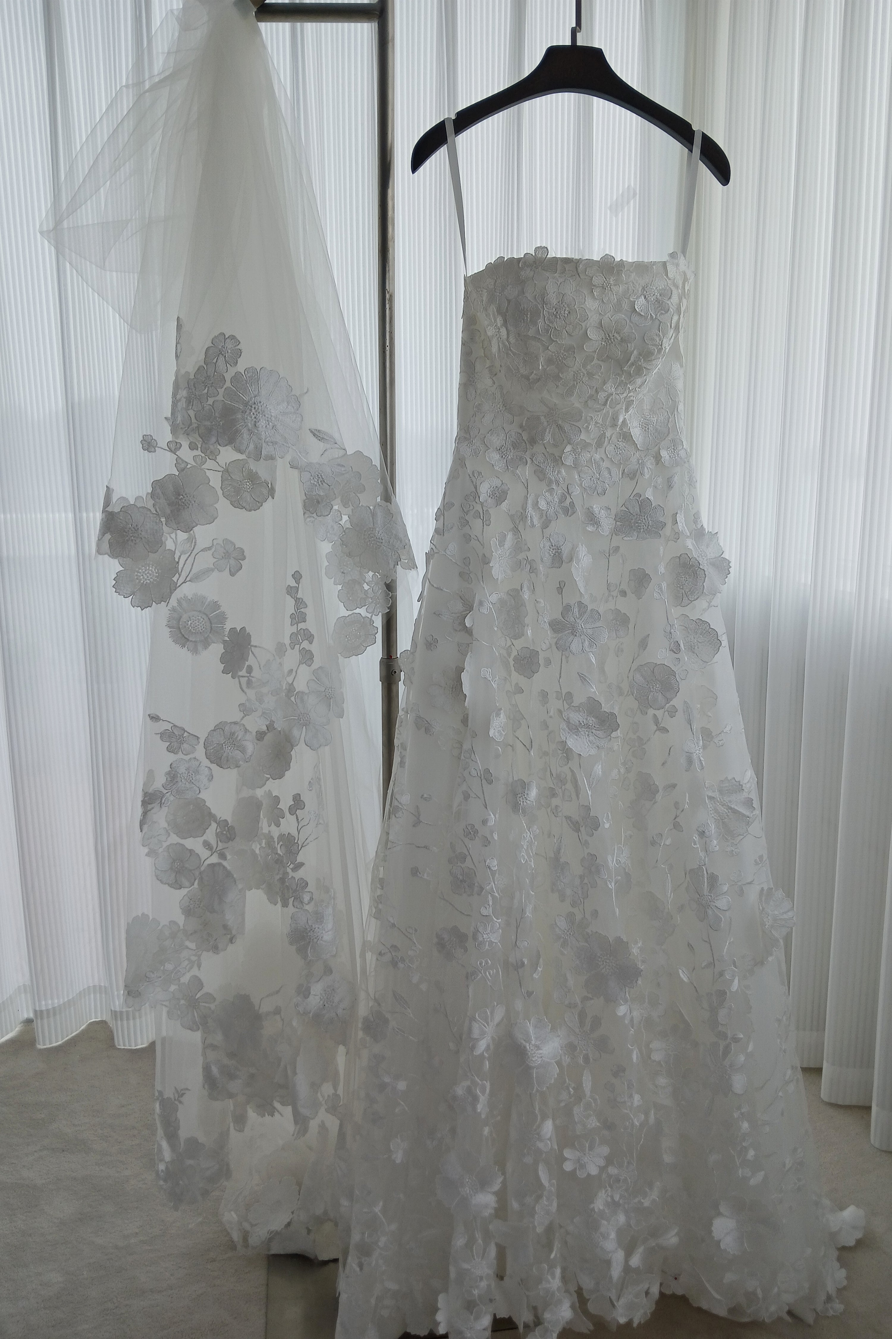 Floral Lace Wedding gown LVB2616