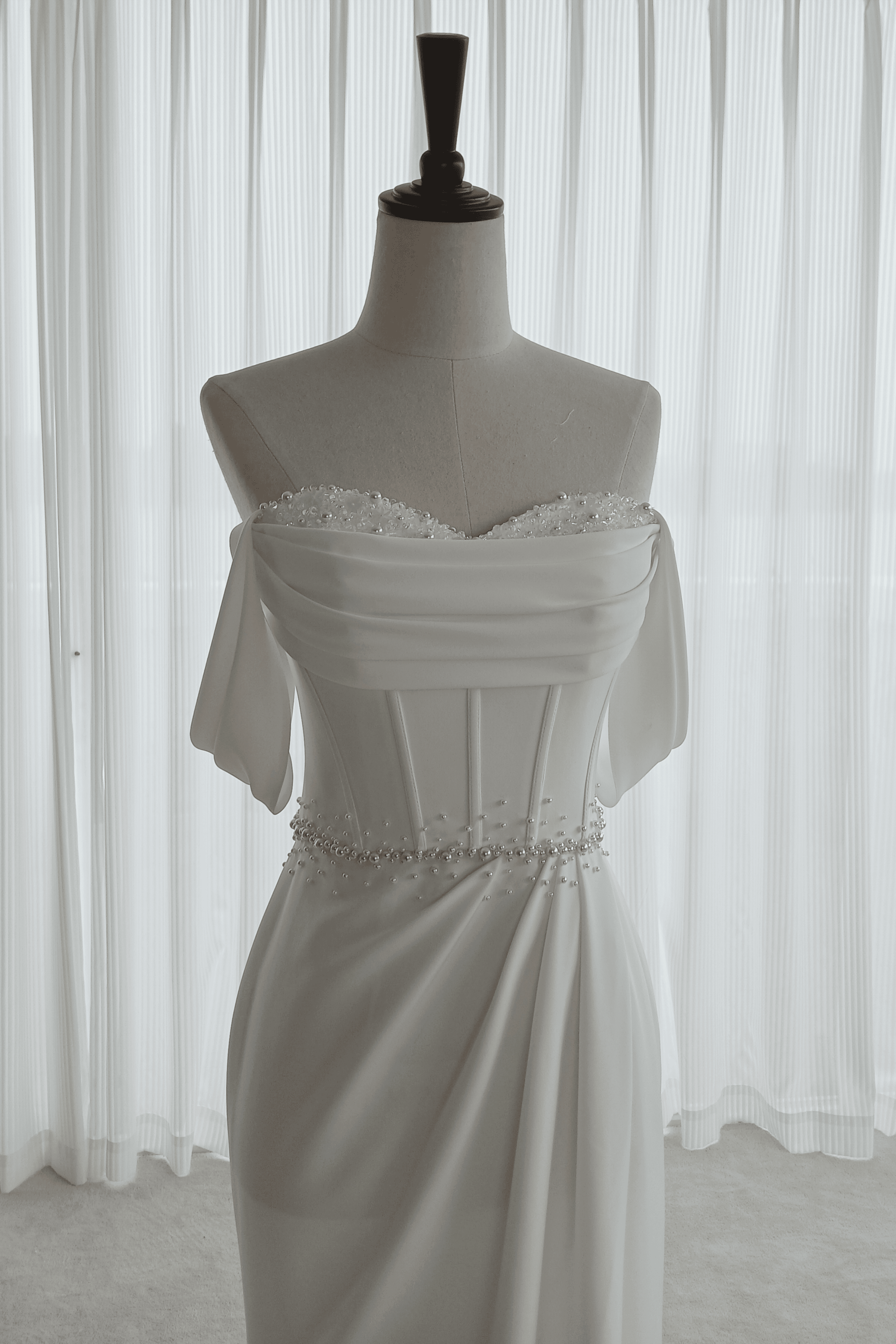 Handgefertigtes Brautkleid mit Perlen und schulterfreien Flügelärmeln LVB2697