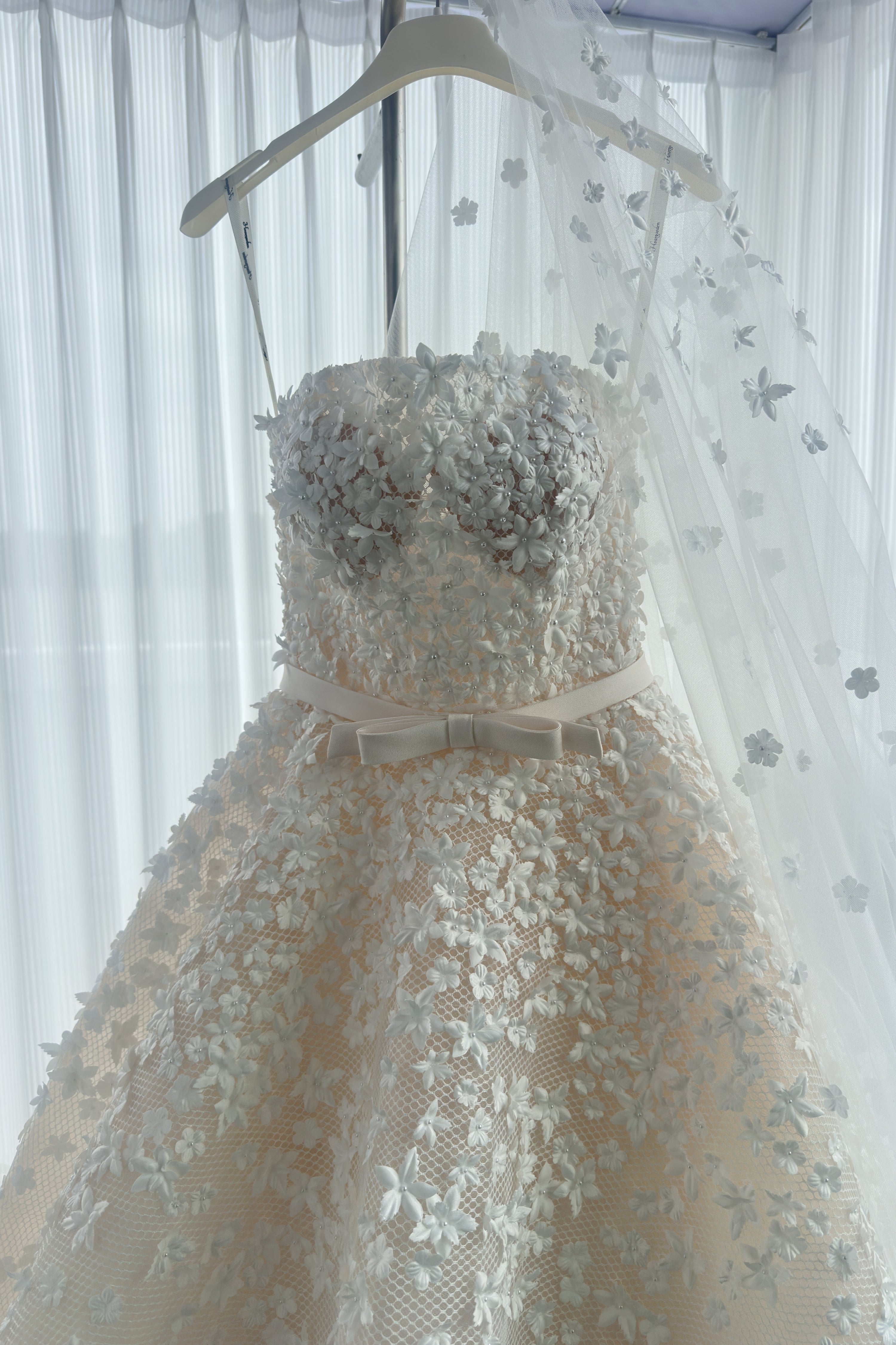 Wedding gown with veil and gloves LVB2707