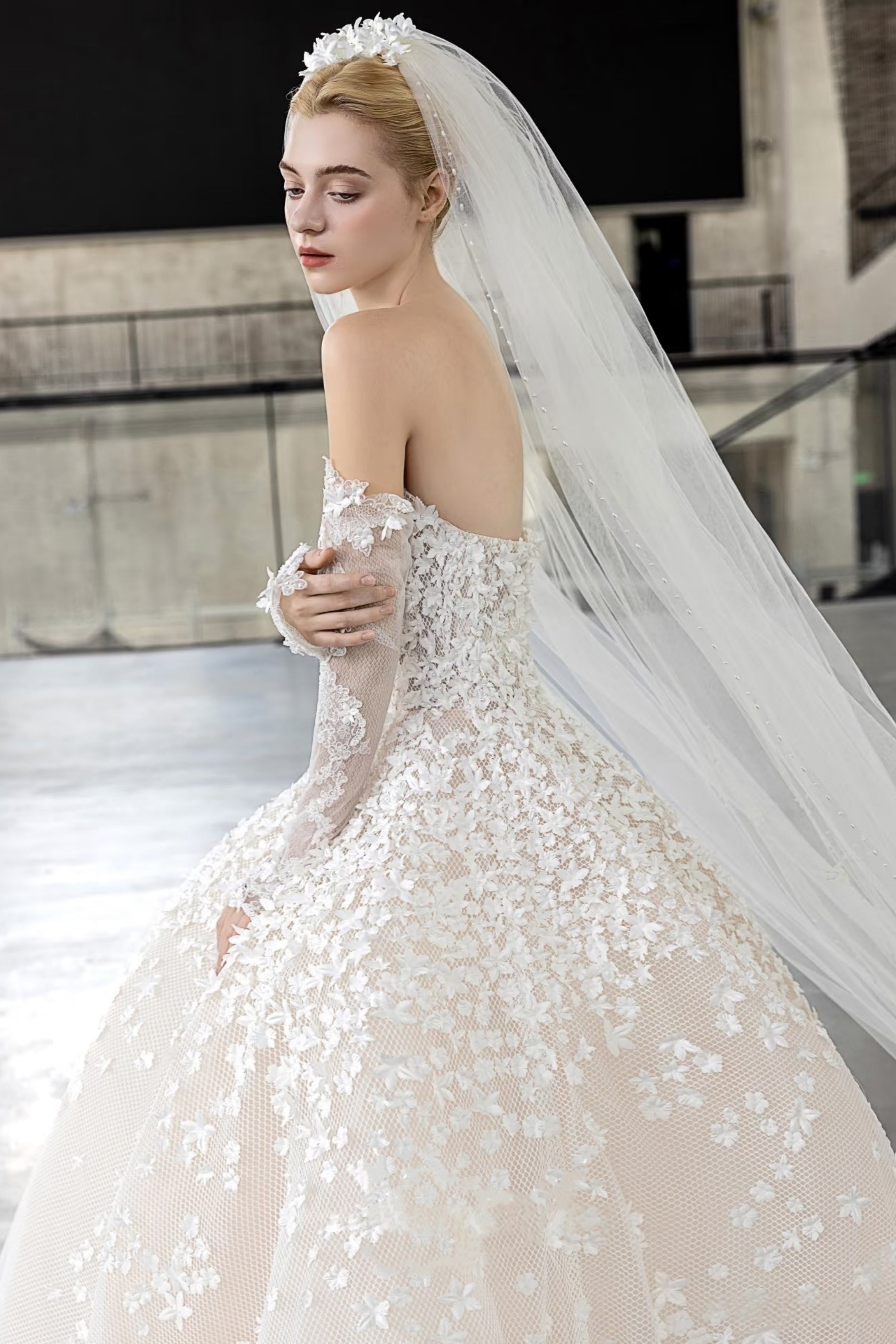 Wedding gown with veil and gloves LVB2707