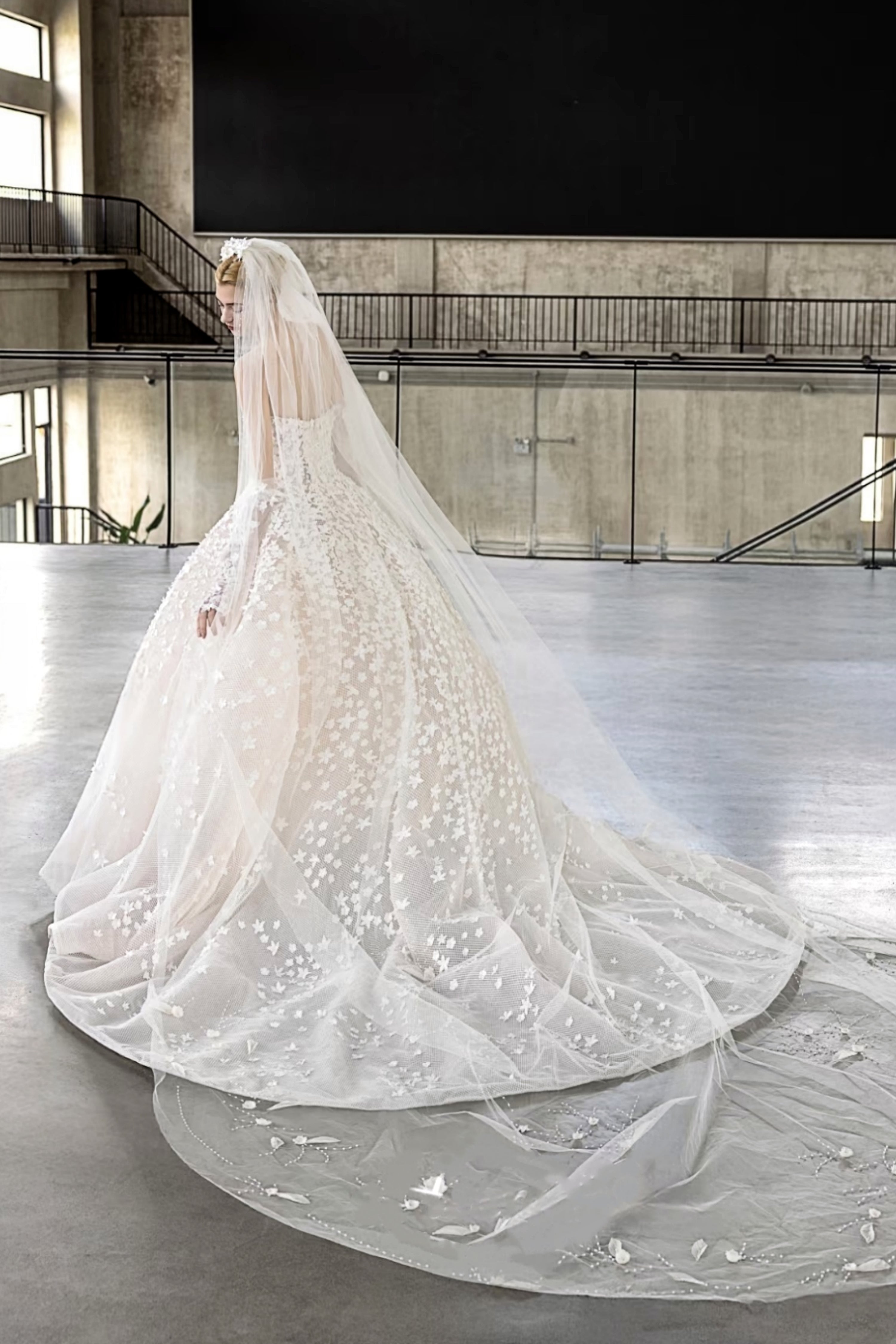 Wedding gown with veil and gloves LVB2707