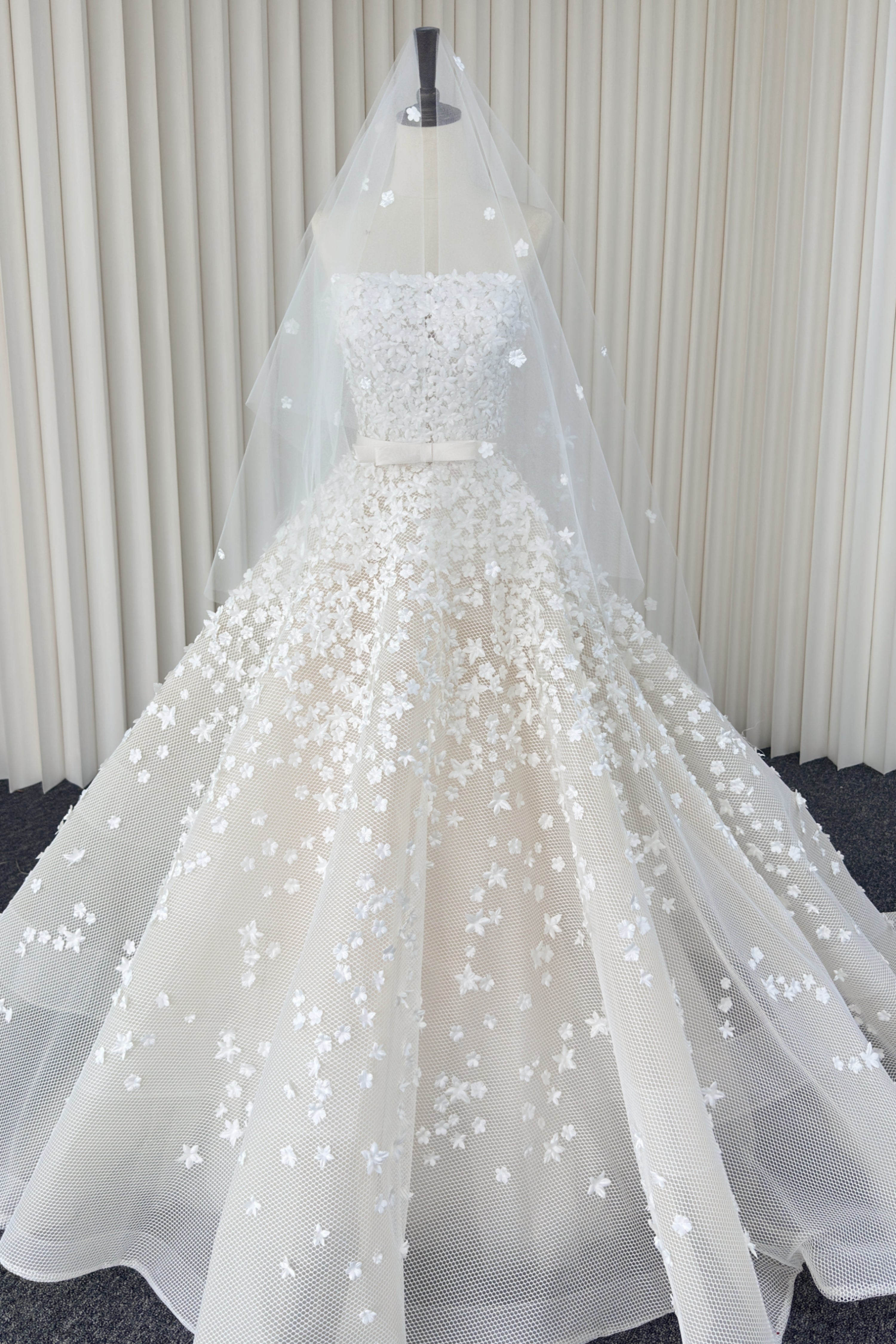 Wedding gown with veil and gloves LVB2707