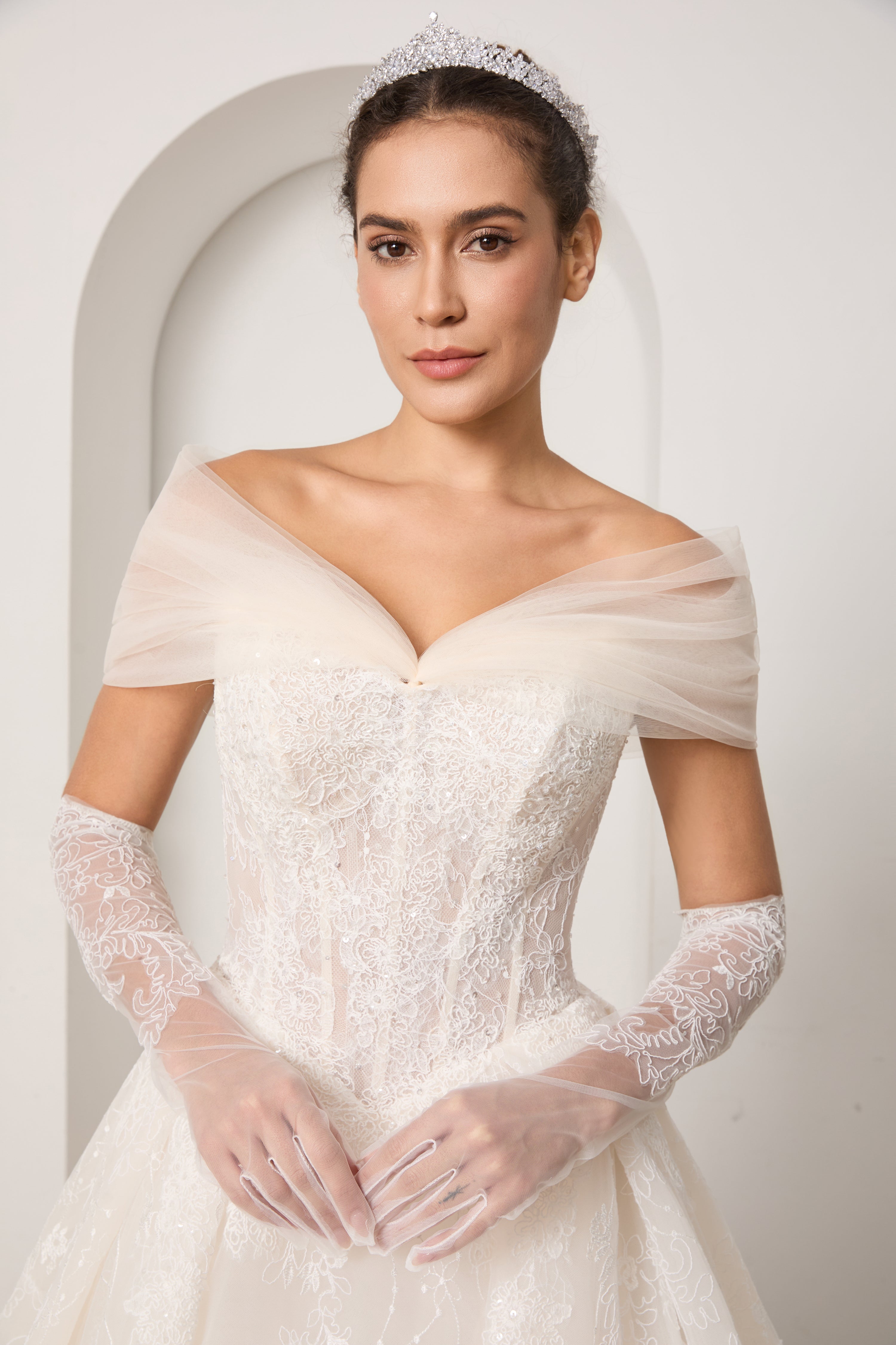 Ihr kompletter Brautlook: Spitzenkleid mit Perlen + abnehmbare Ärmel + Schleier + Handschuhe + Haarteil | Vorteilspaket LVB2702