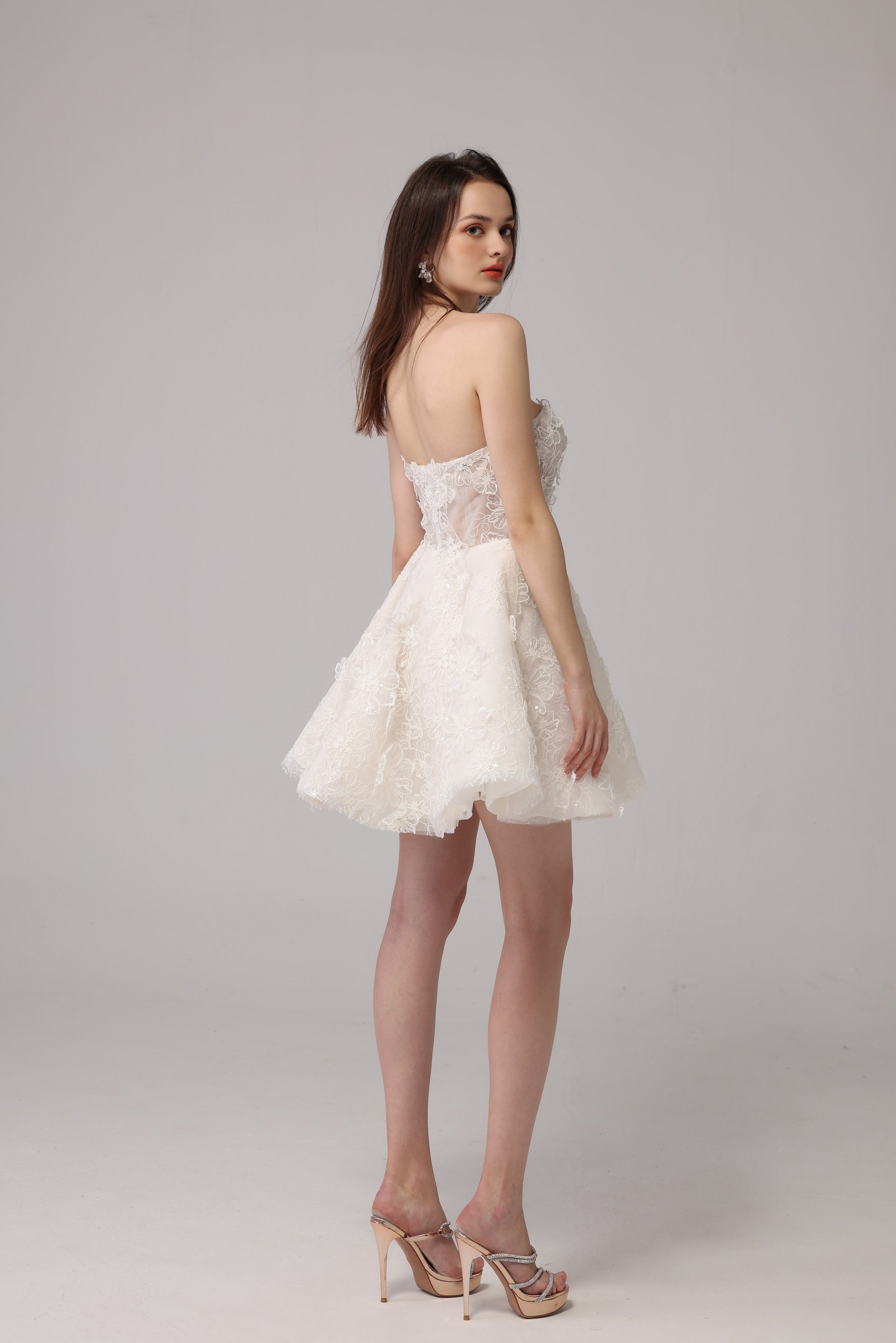 Kurzes Brautkleid mit Spitzenblumenmuster LVB2661