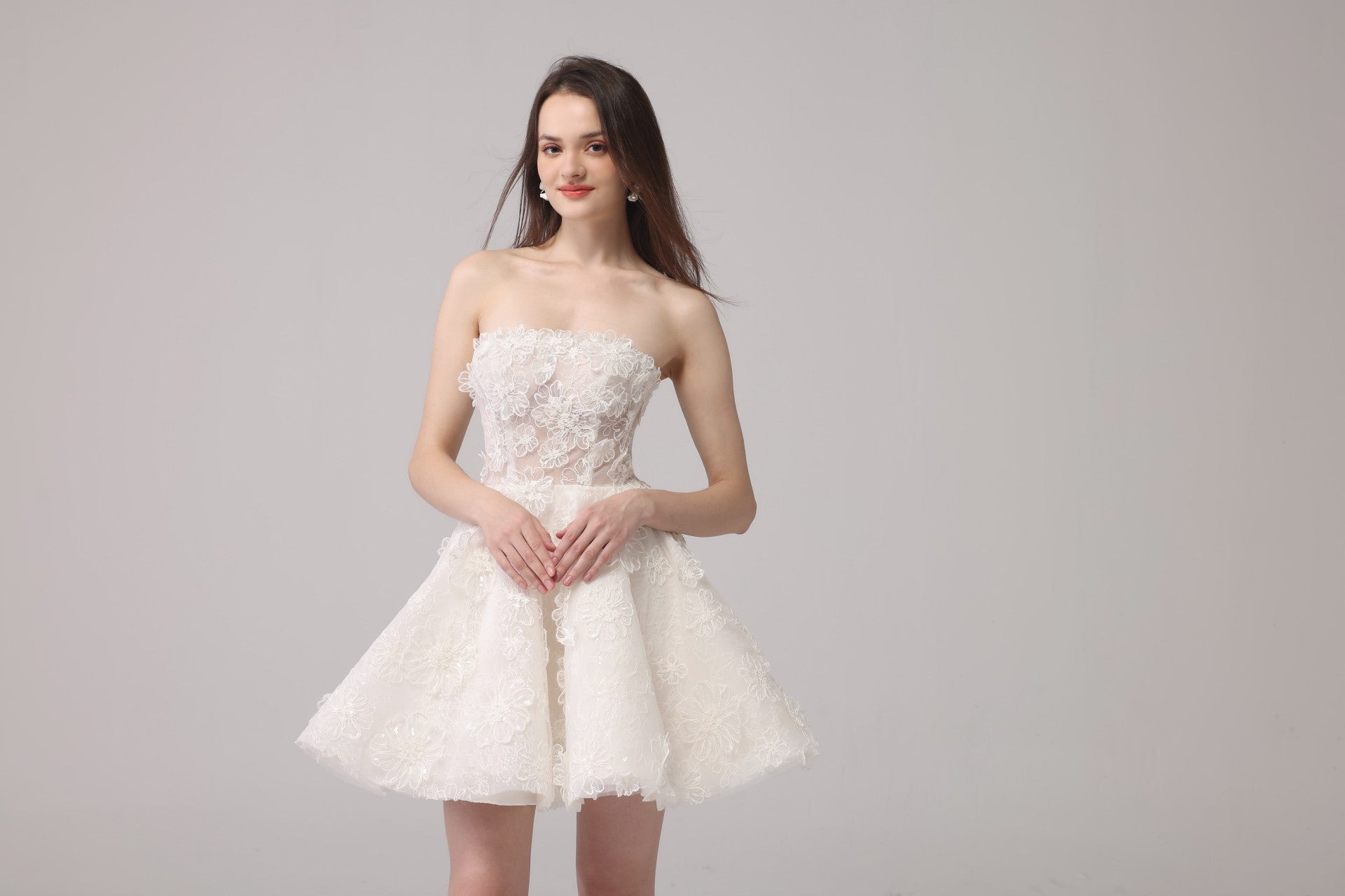 Kurzes Brautkleid mit Spitzenblumenmuster LVB2661