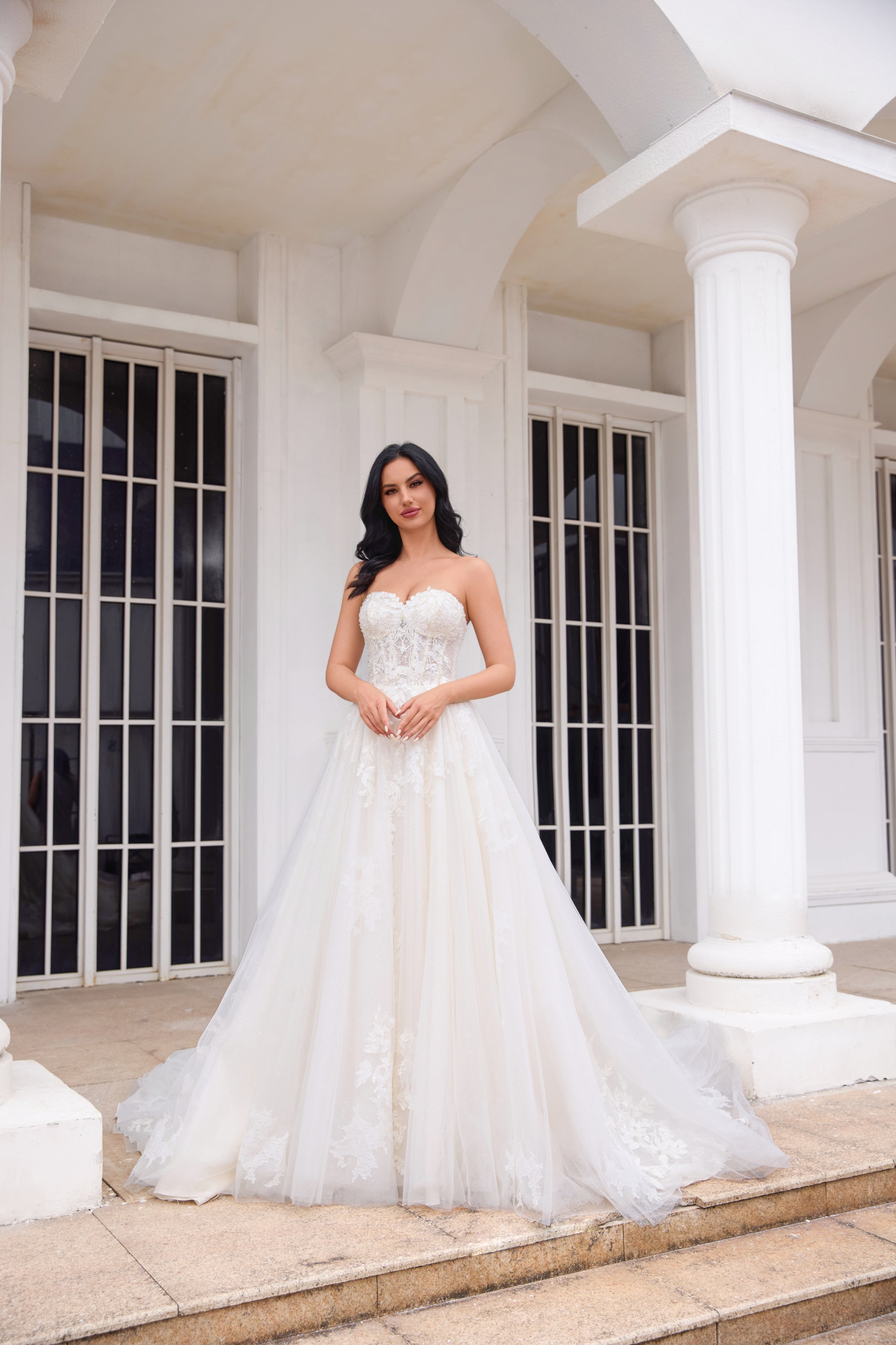 Sample in stock, non-returnable and non-exchangeable.