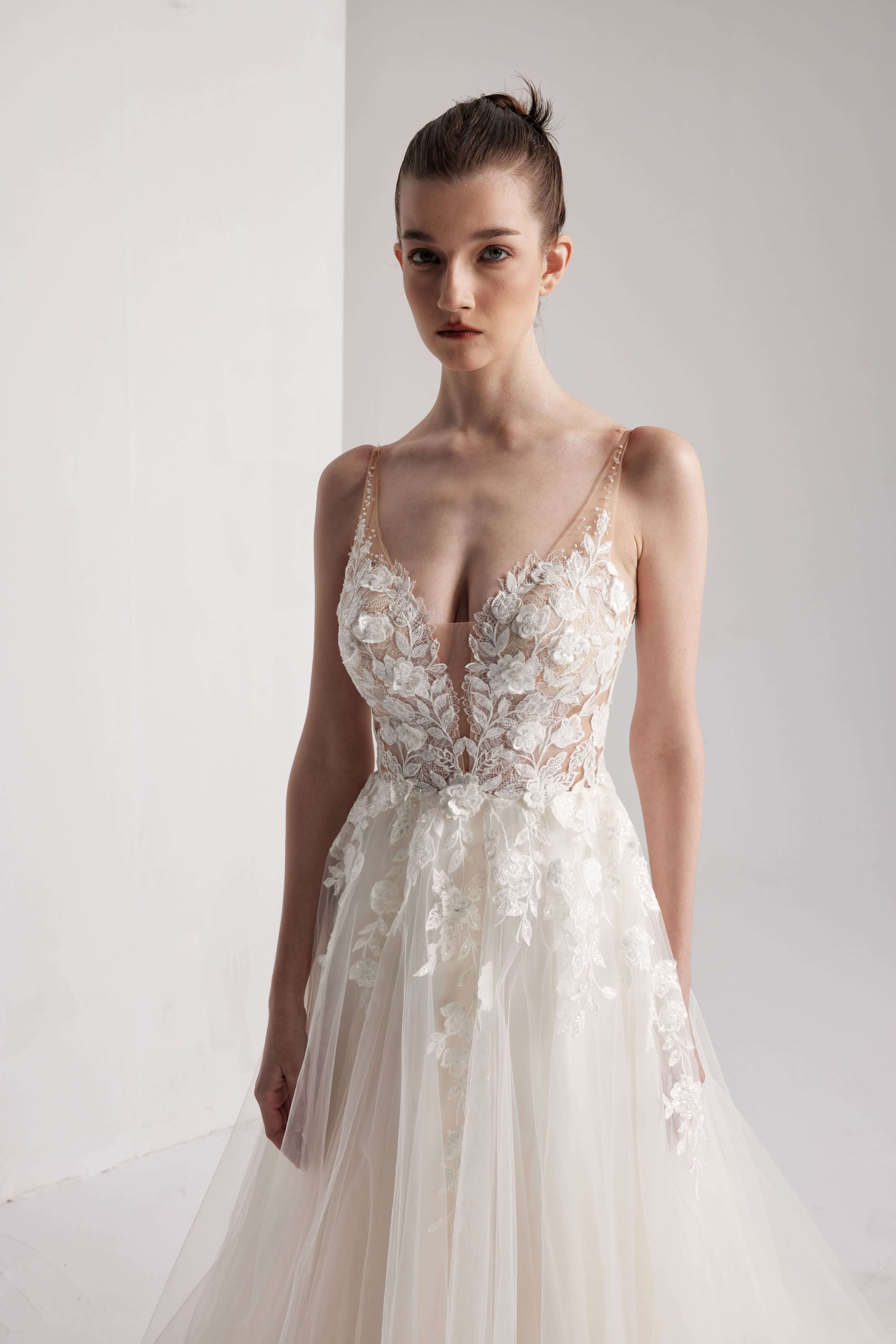 A-Linie V-Ausschnitt Perlenbesatz Pailletten Tüll Kapellenschleppe Handgefertigtes Brautkleid Elfenbein/Champagner LVB2402 