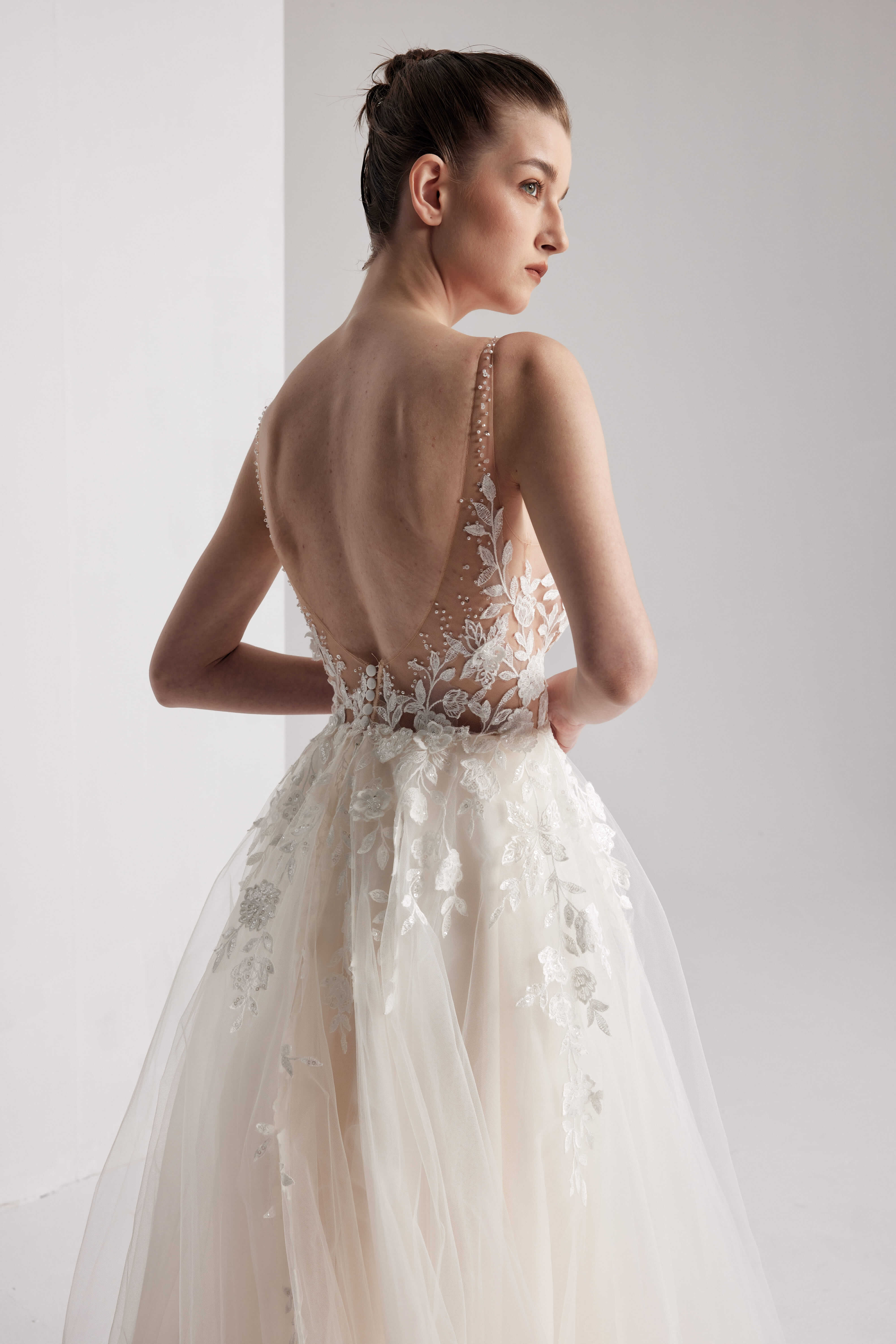 A-Linie V-Ausschnitt Perlenbesatz Pailletten Tüll Kapellenschleppe Handgefertigtes Brautkleid Elfenbein/Champagner LVB2402 