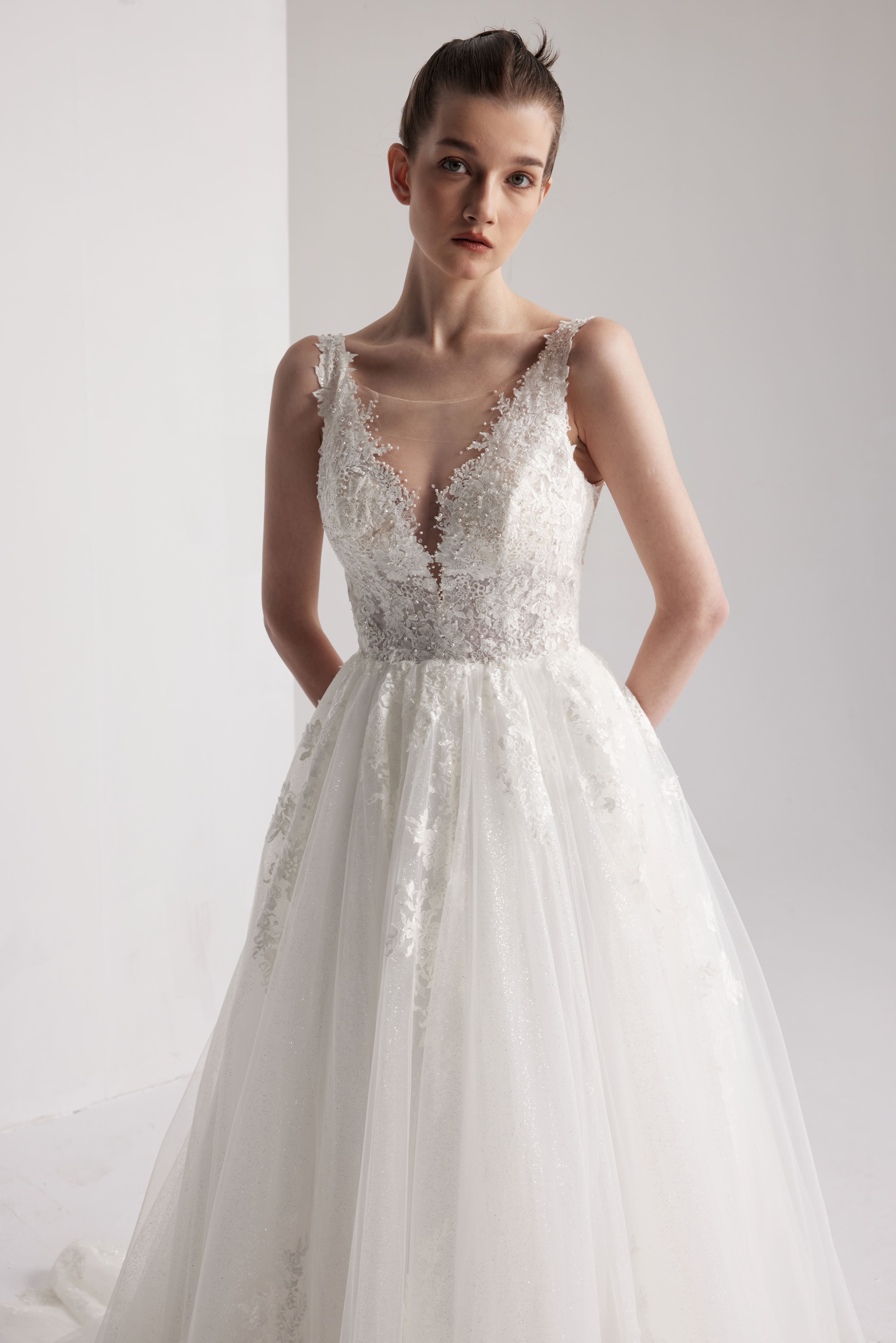 Handgemachtes Brautkleid aus Spitzentüll mit V-Ausschnitt und einem vollen A-Linien-Rock mit Blumenmuster LVB2404 