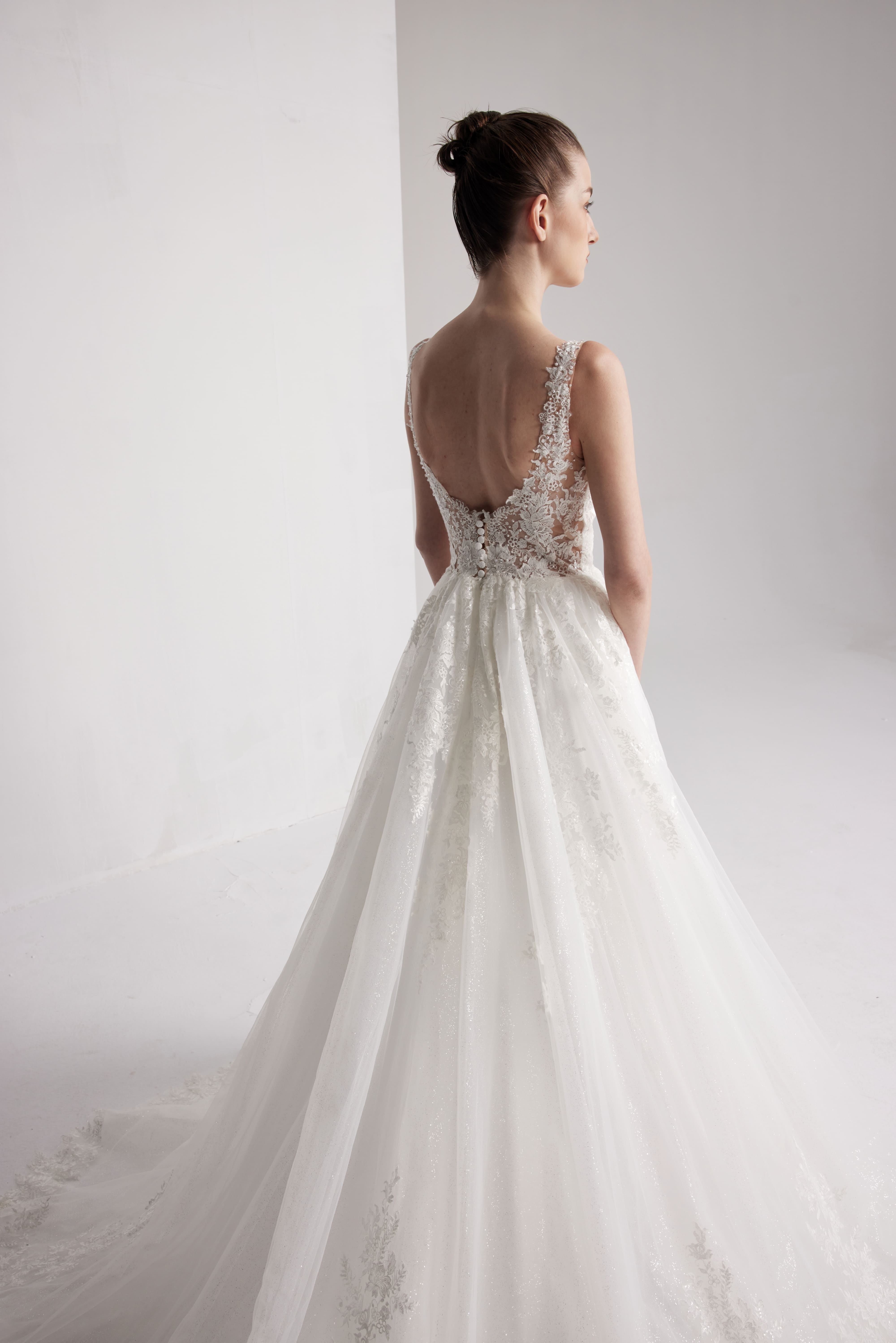 Handgemachtes Brautkleid aus Spitzentüll mit V-Ausschnitt und einem vollen A-Linien-Rock mit Blumenmuster LVB2404 