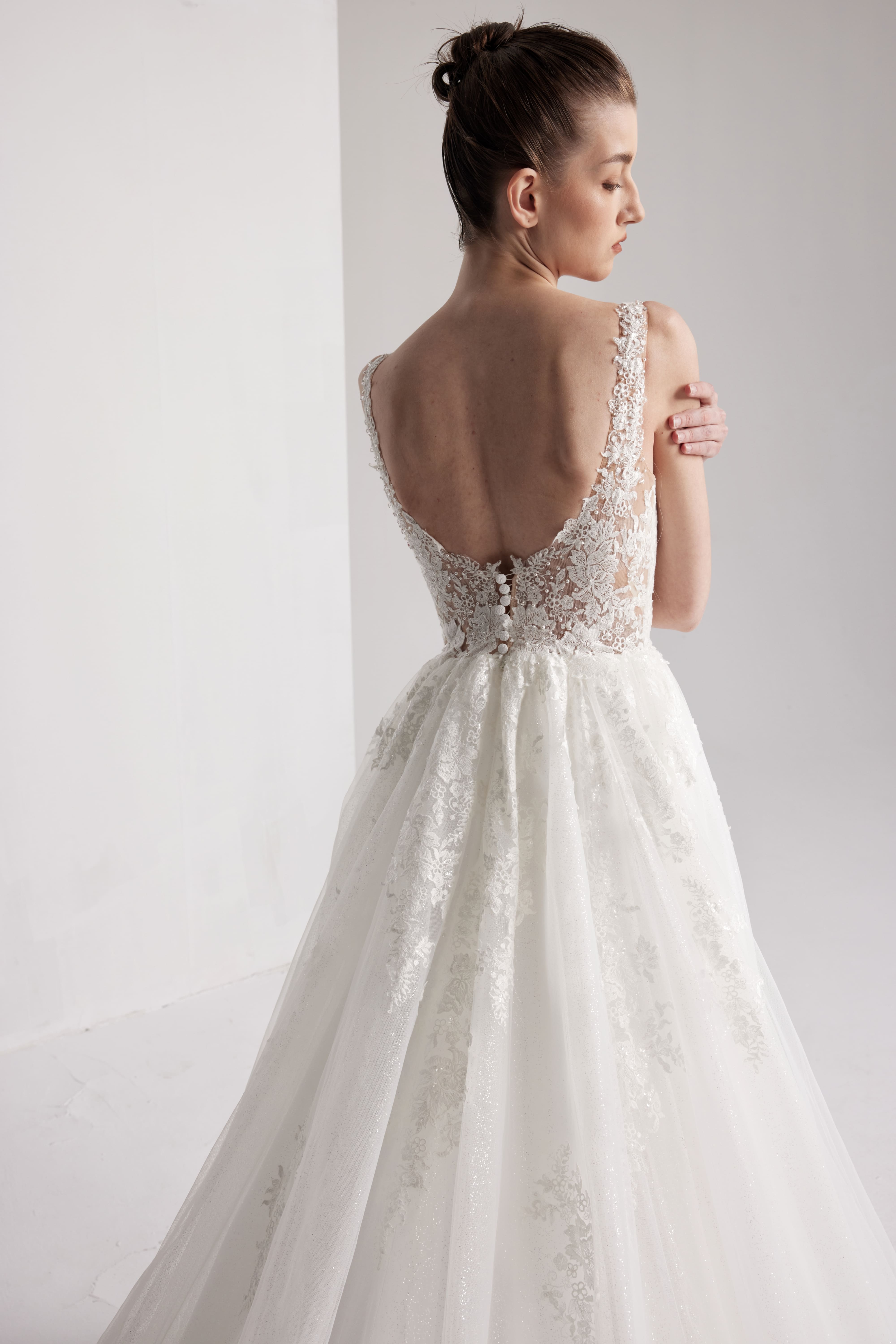 Handgemachtes Brautkleid aus Spitzentüll mit V-Ausschnitt und einem vollen A-Linien-Rock mit Blumenmuster LVB2404 