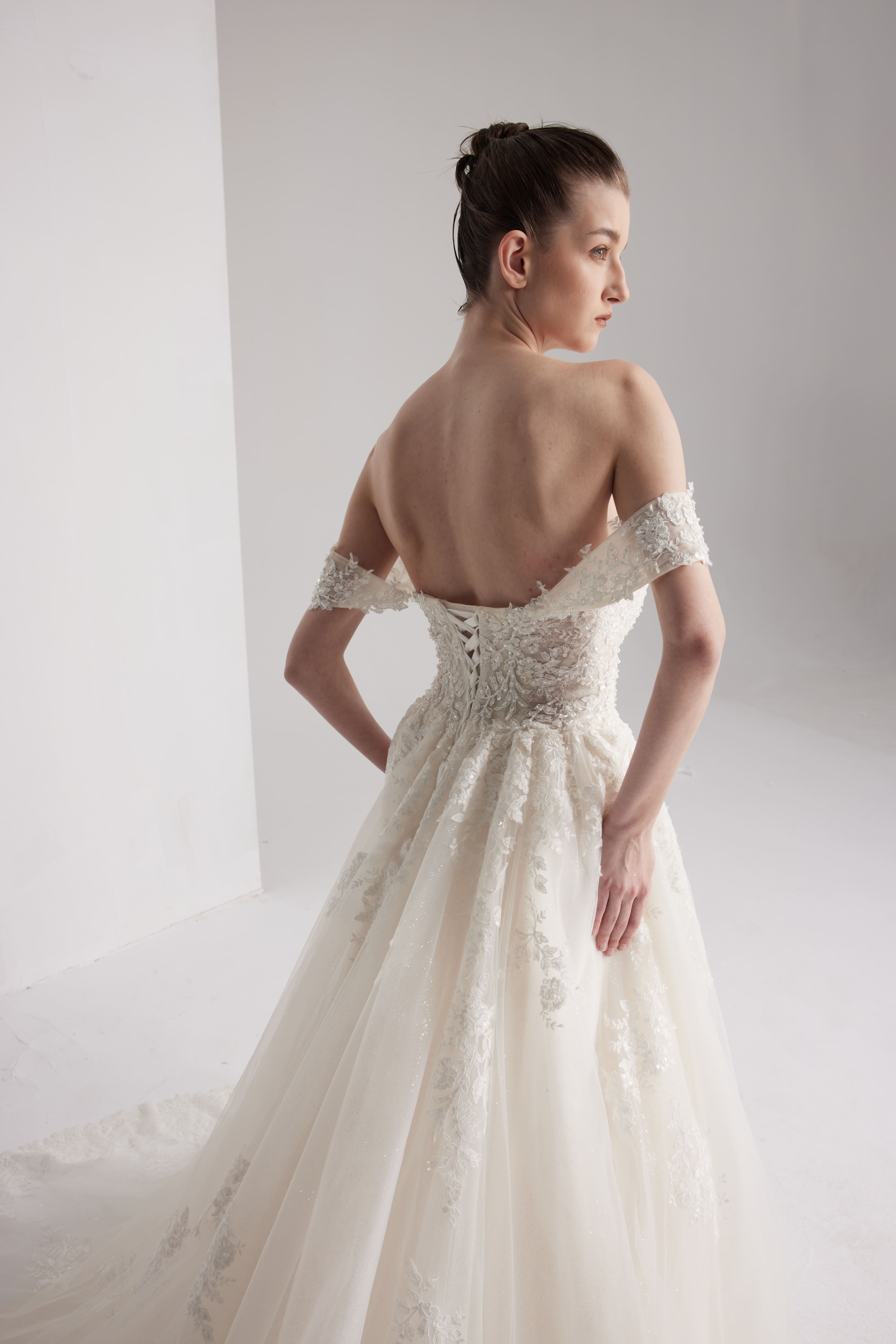 A-Linie Spitze Tüll Kapelle Schleppe Handgefertigtes Brautkleid Elfenbein/Champagner LVB2406 