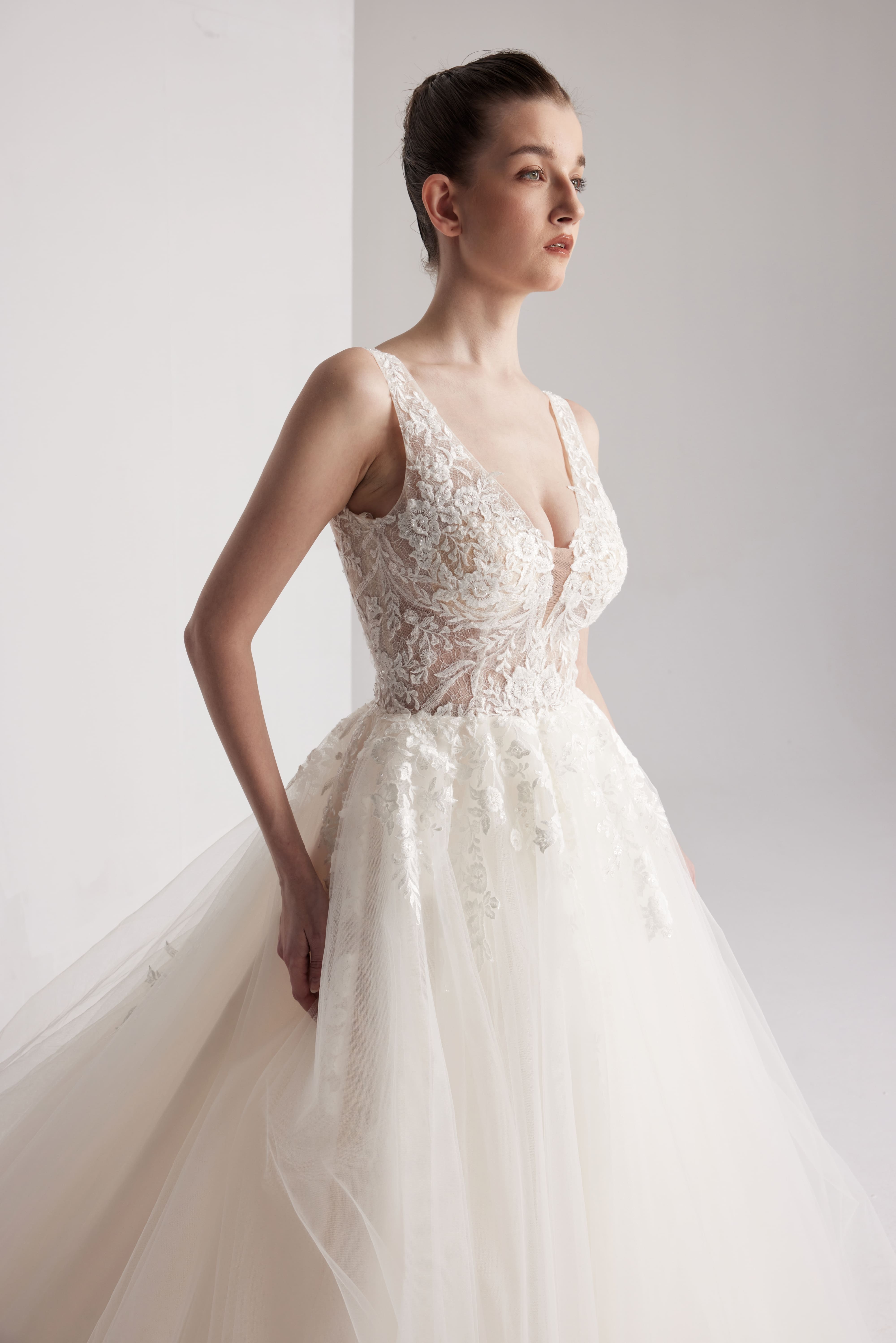 Brautkleid aus Spitzentüll mit offenem Rücken LVB2410 