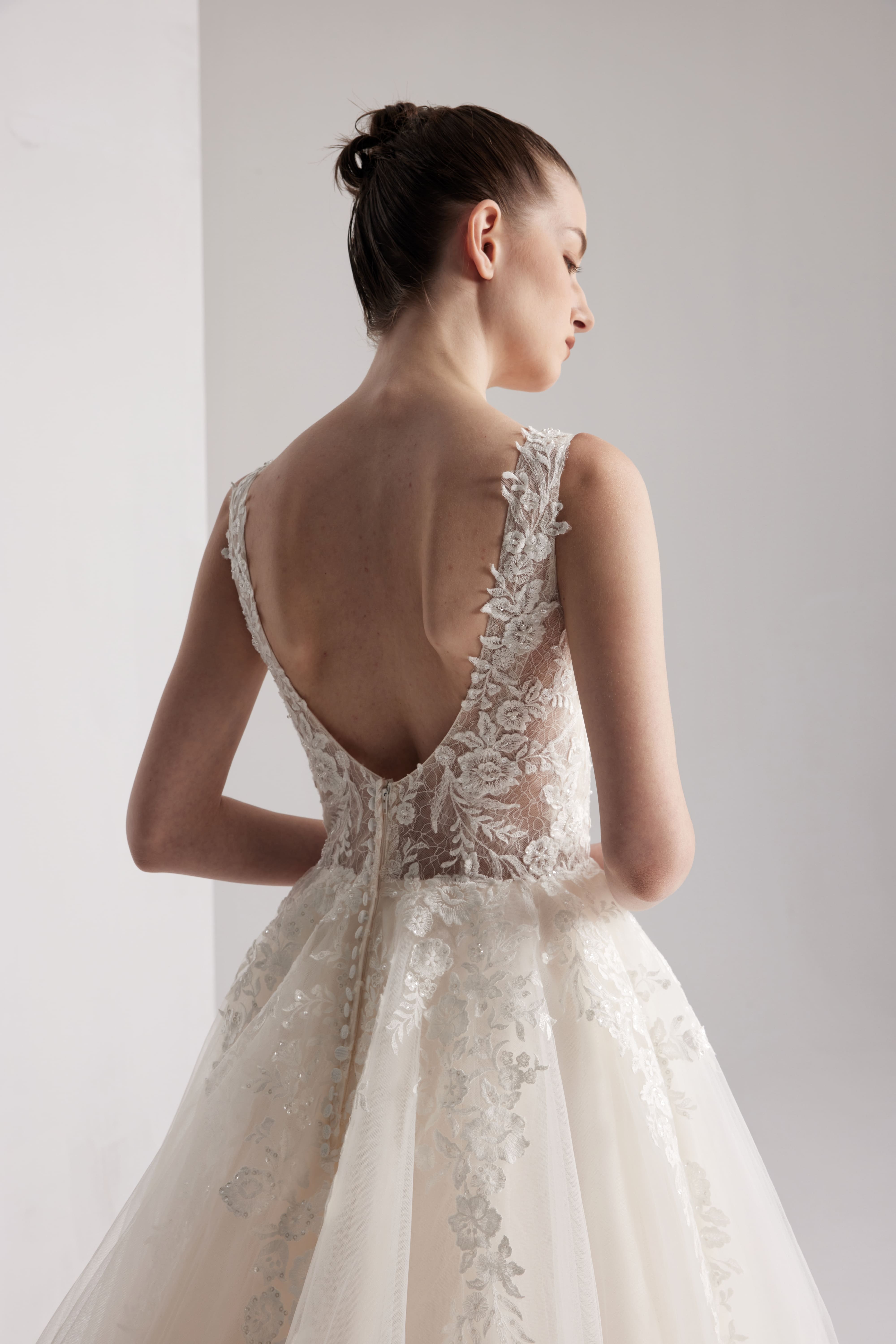 Brautkleid aus Spitzentüll mit offenem Rücken LVB2410 