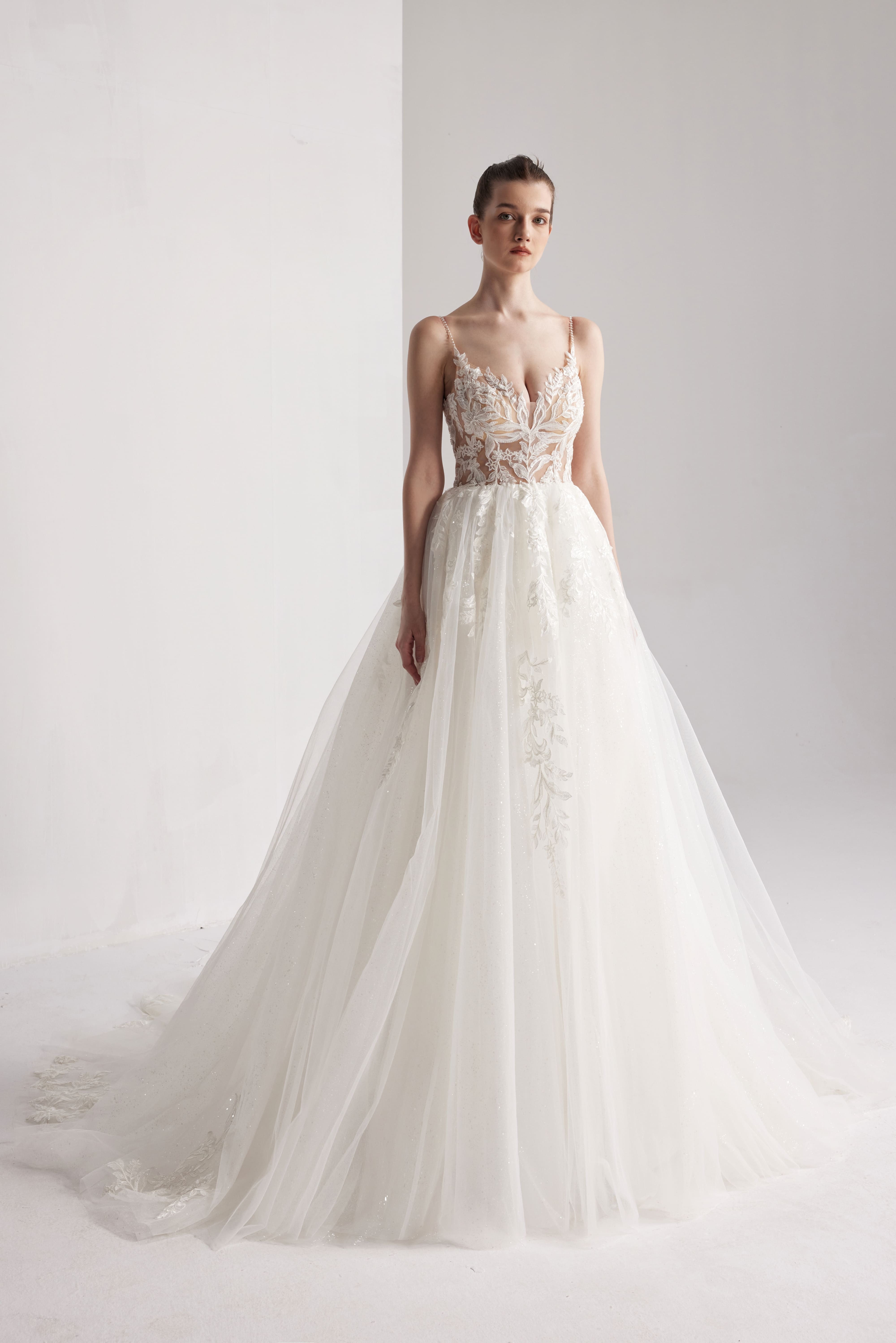 Rückenfreies Brautkleid in A-Linie mit Pailletten, tiefem V-Ausschnitt und traumhaftem Tüllrock LVB2413 