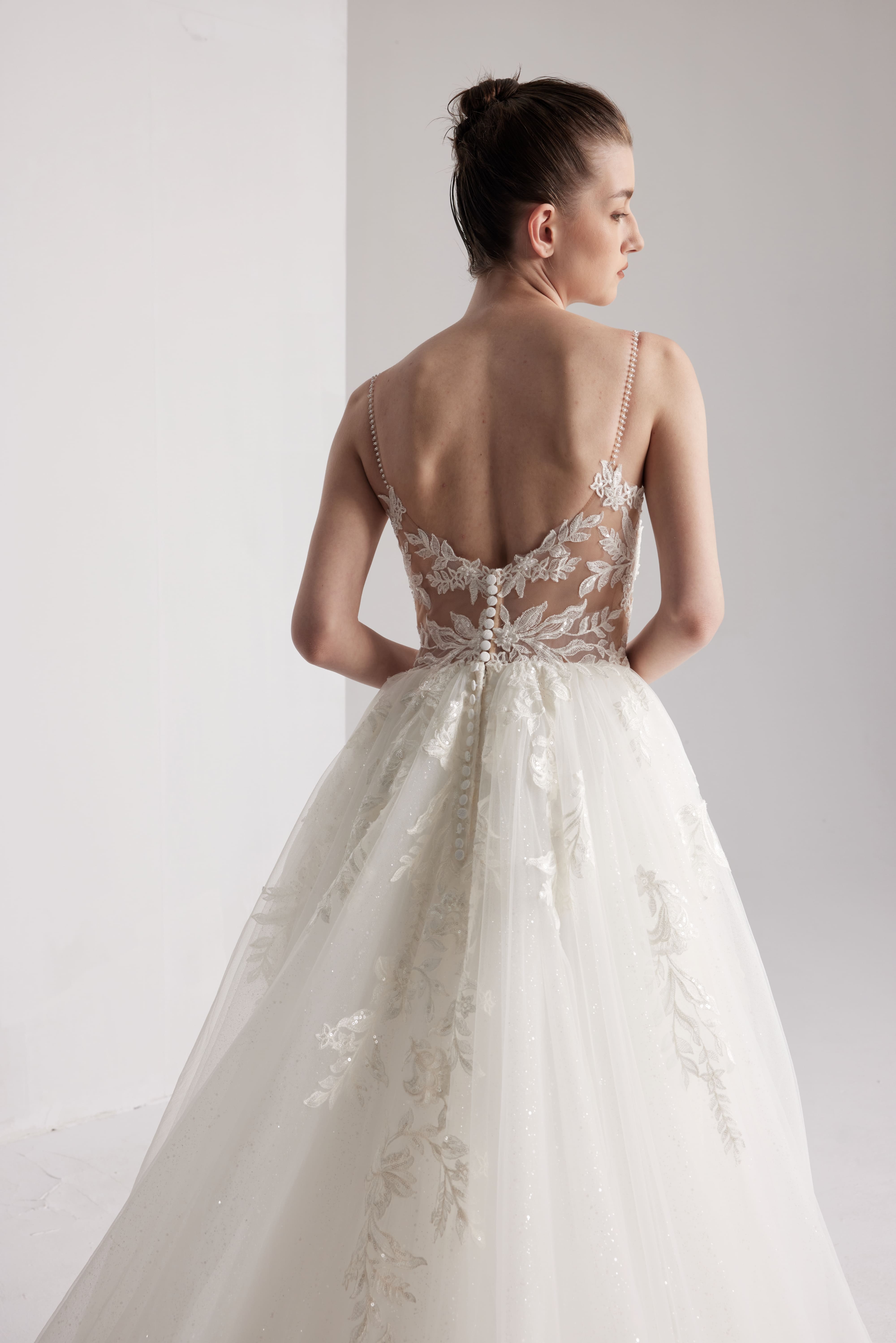 Rückenfreies Brautkleid in A-Linie mit Pailletten, tiefem V-Ausschnitt und traumhaftem Tüllrock LVB2413 