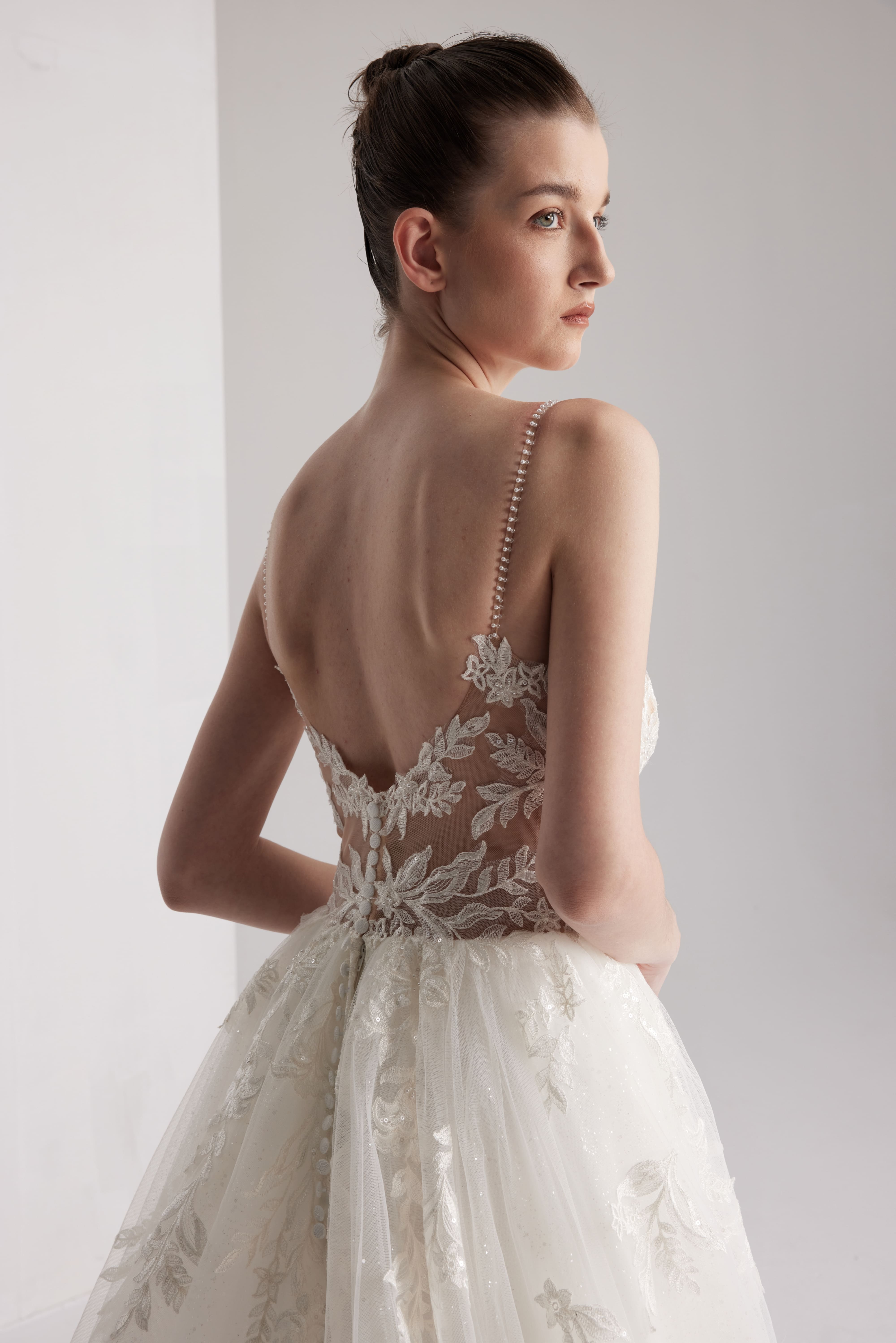 Rückenfreies Brautkleid in A-Linie mit Pailletten, tiefem V-Ausschnitt und traumhaftem Tüllrock LVB2413 