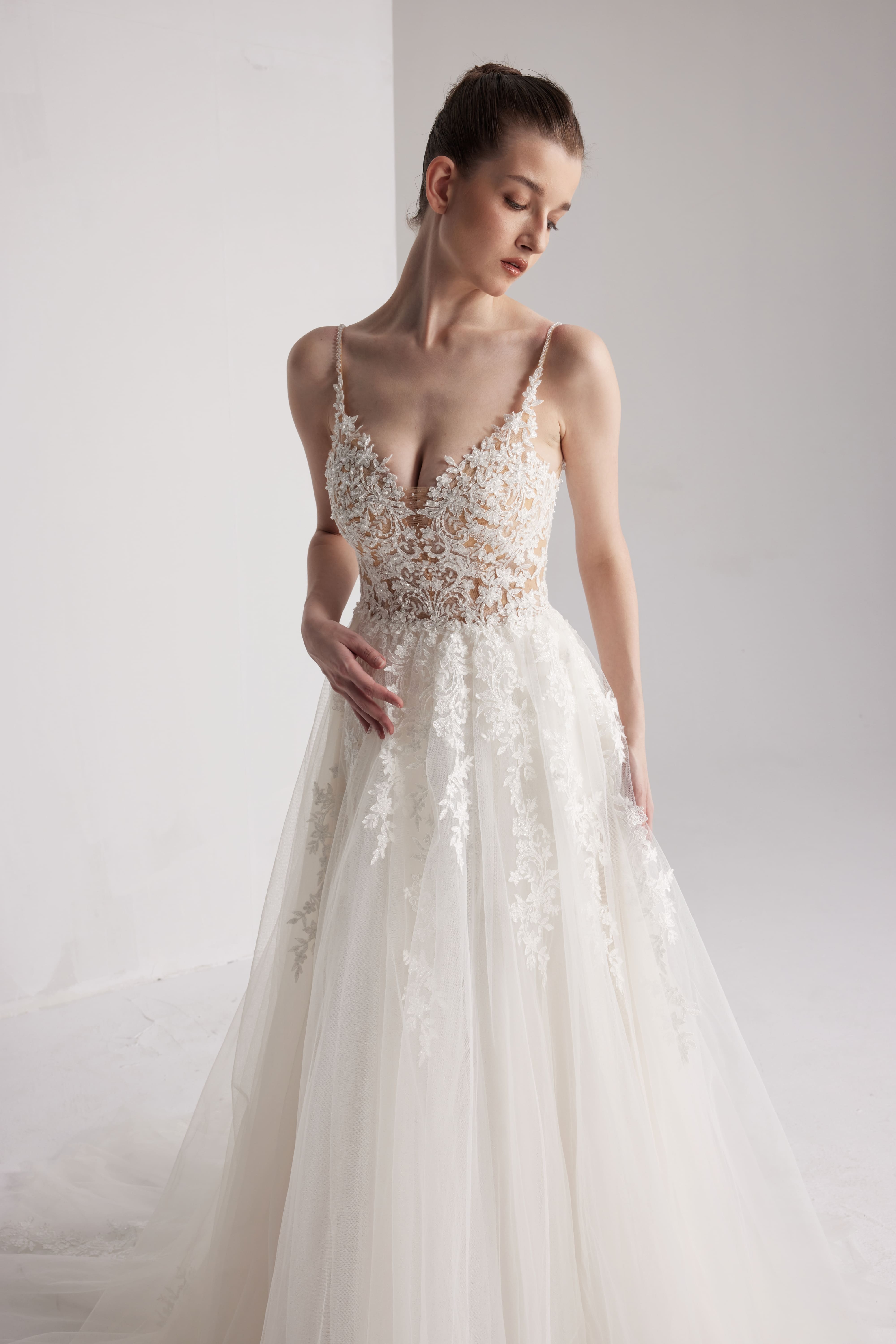 Romantisches Blumenbrautkleid mit tiefem V-Ausschnitt und sexy offenem Rücken LVB2416 