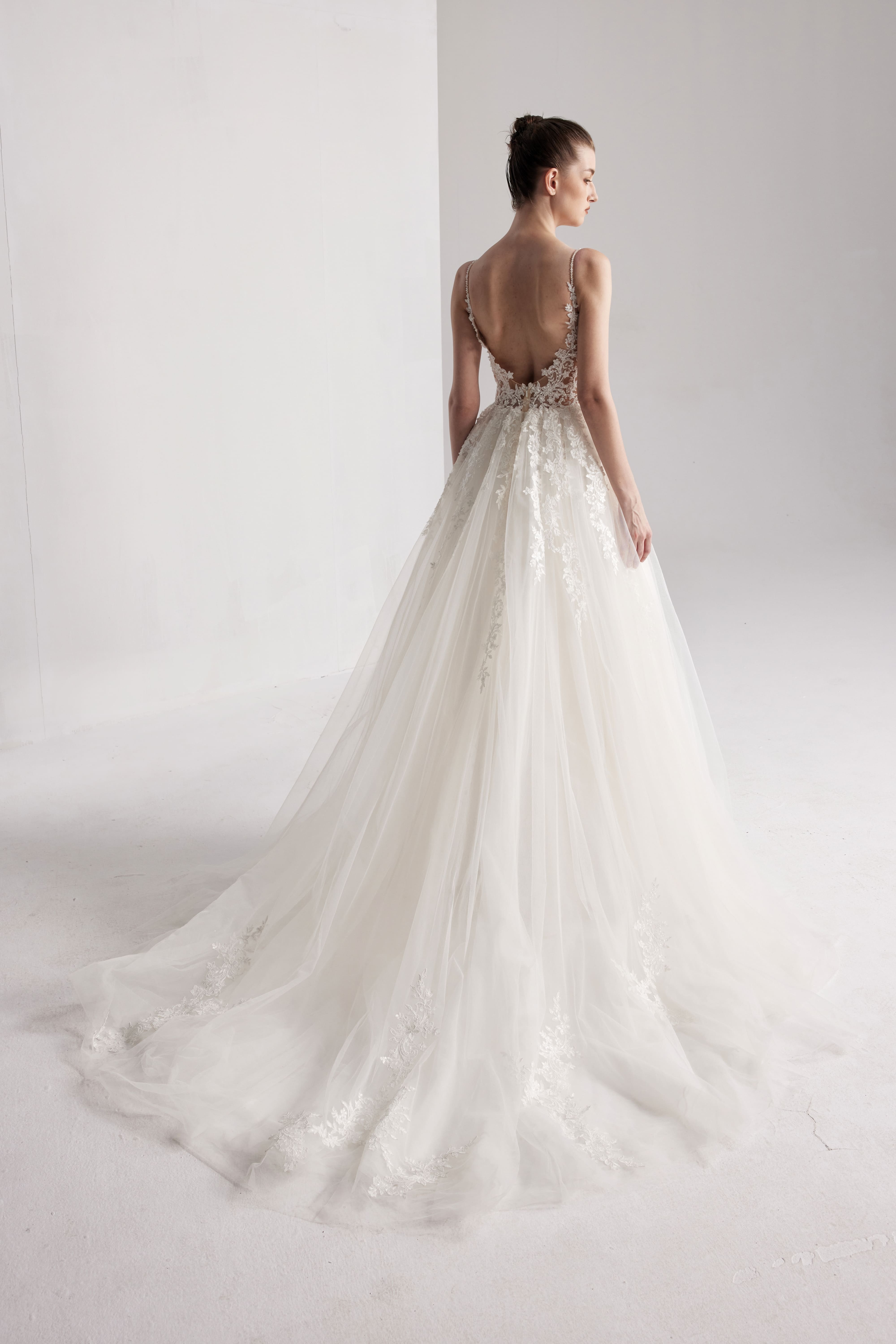 Romantisches Blumenbrautkleid mit tiefem V-Ausschnitt und sexy offenem Rücken LVB2416 