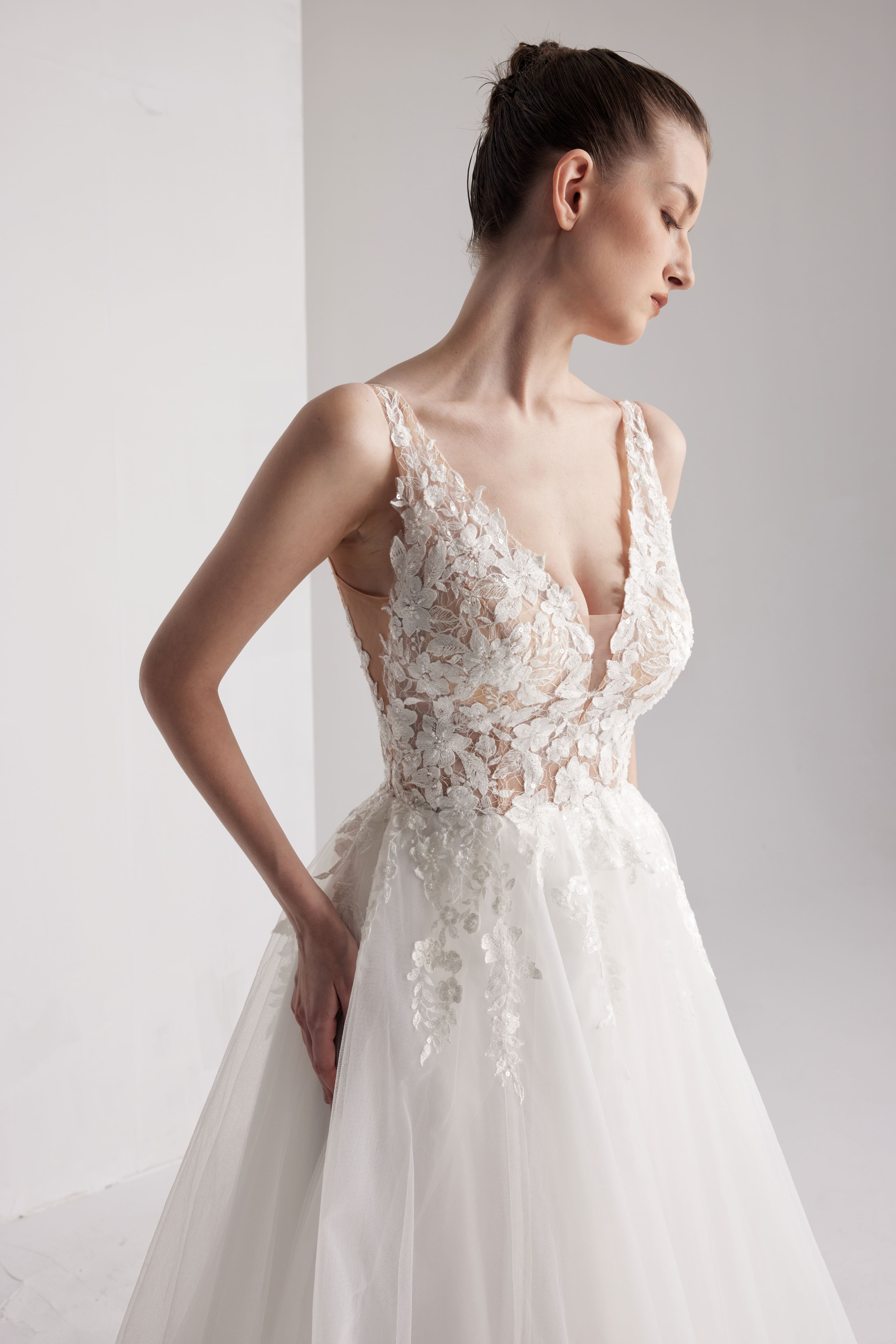 Romantisches Blumenbrautkleid mit tiefem V-Ausschnitt und sexy offenem Rücken LVB2417 