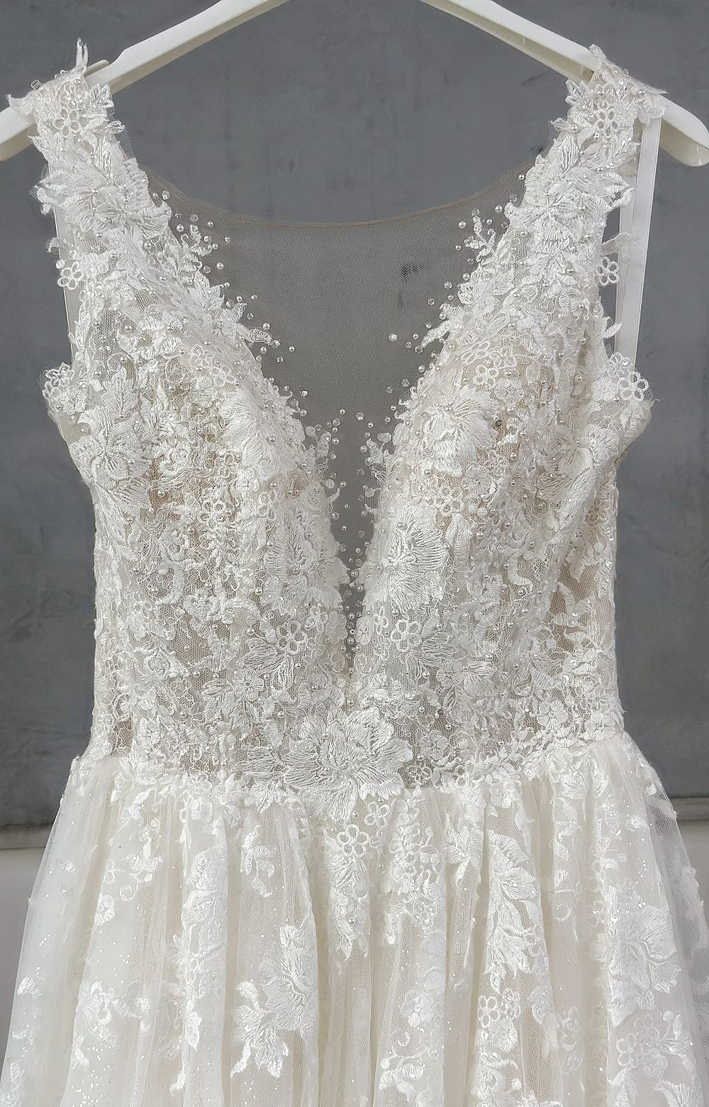 Handgemachtes Brautkleid aus Spitzentüll mit V-Ausschnitt und einem vollen A-Linien-Rock mit Blumenmuster LVB2404 