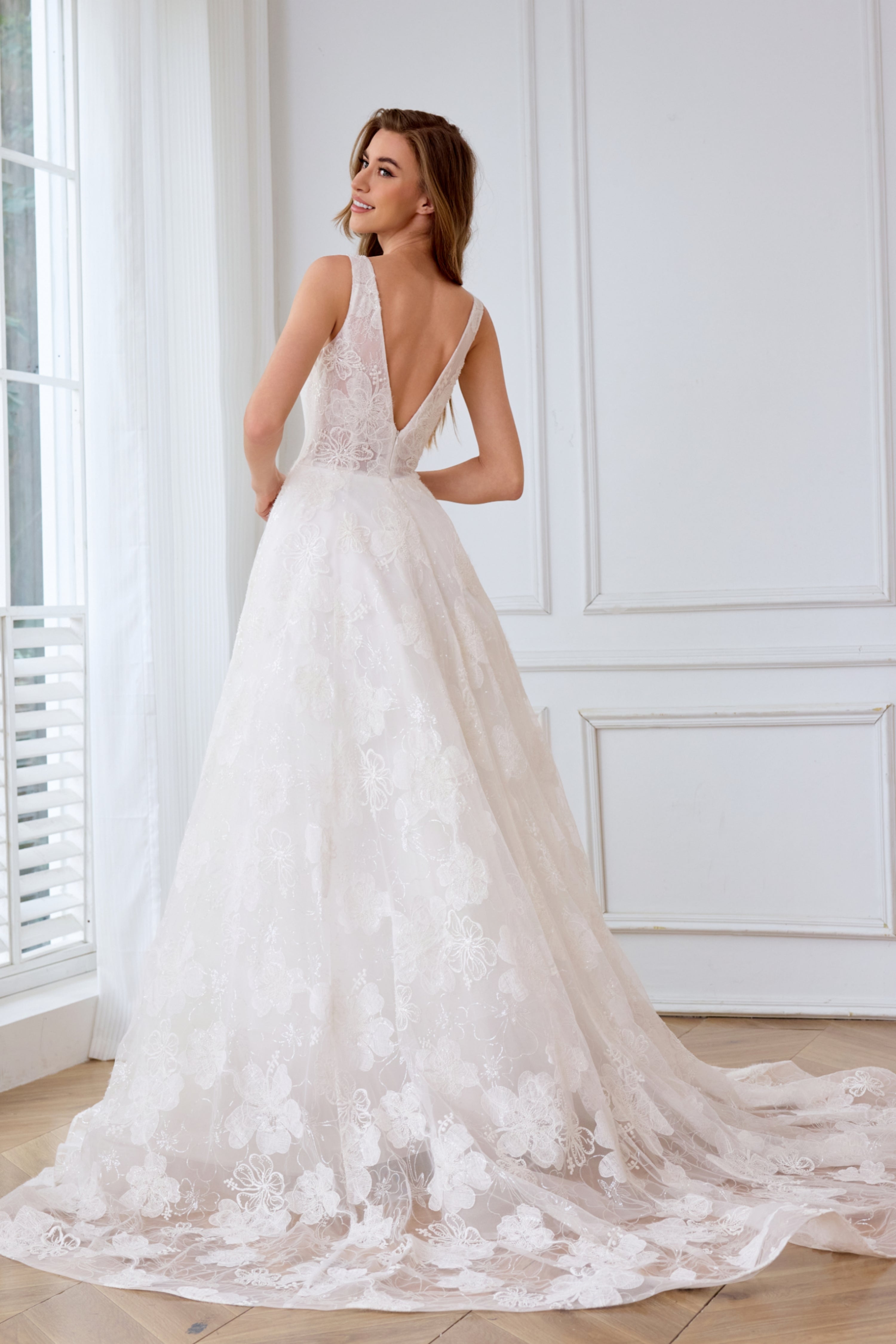 Fließendes, funkelndes, sexy A-Linien-Brautkleid mit 3D-Spitze und V-Ausschnitt LVB2619 von AND Bride