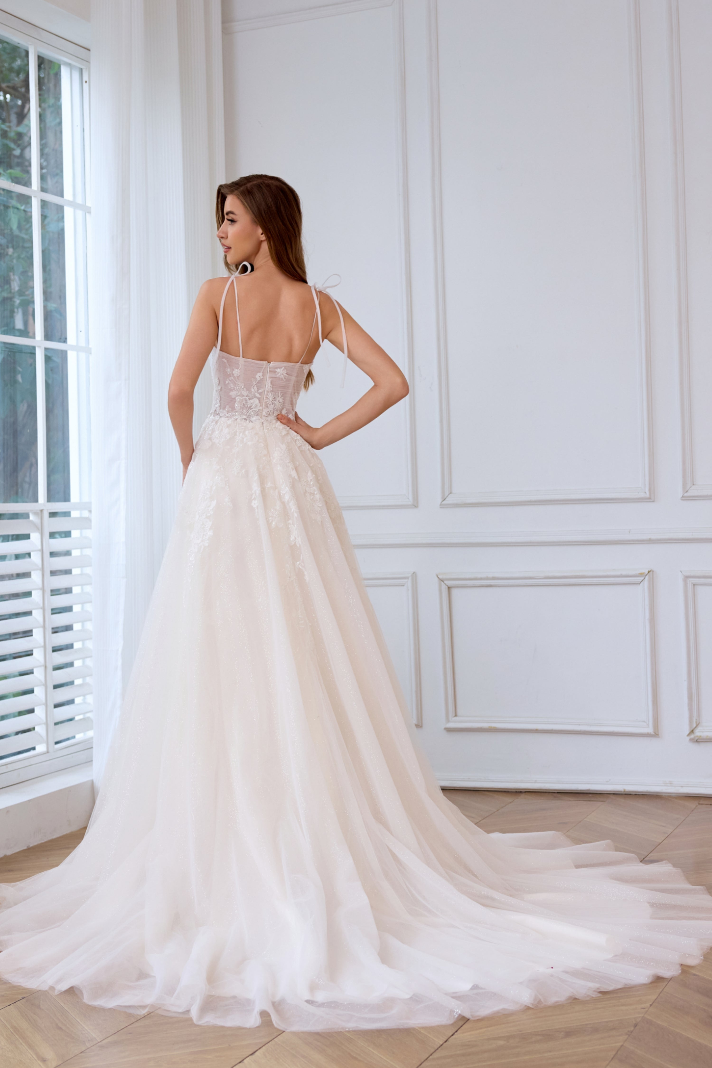 Üppiges, glitzerndes, tief ausgeschnittenes, florales, fließendes A-Linien-Brautkleid mit Schlitz LVB2622 von AND Bride