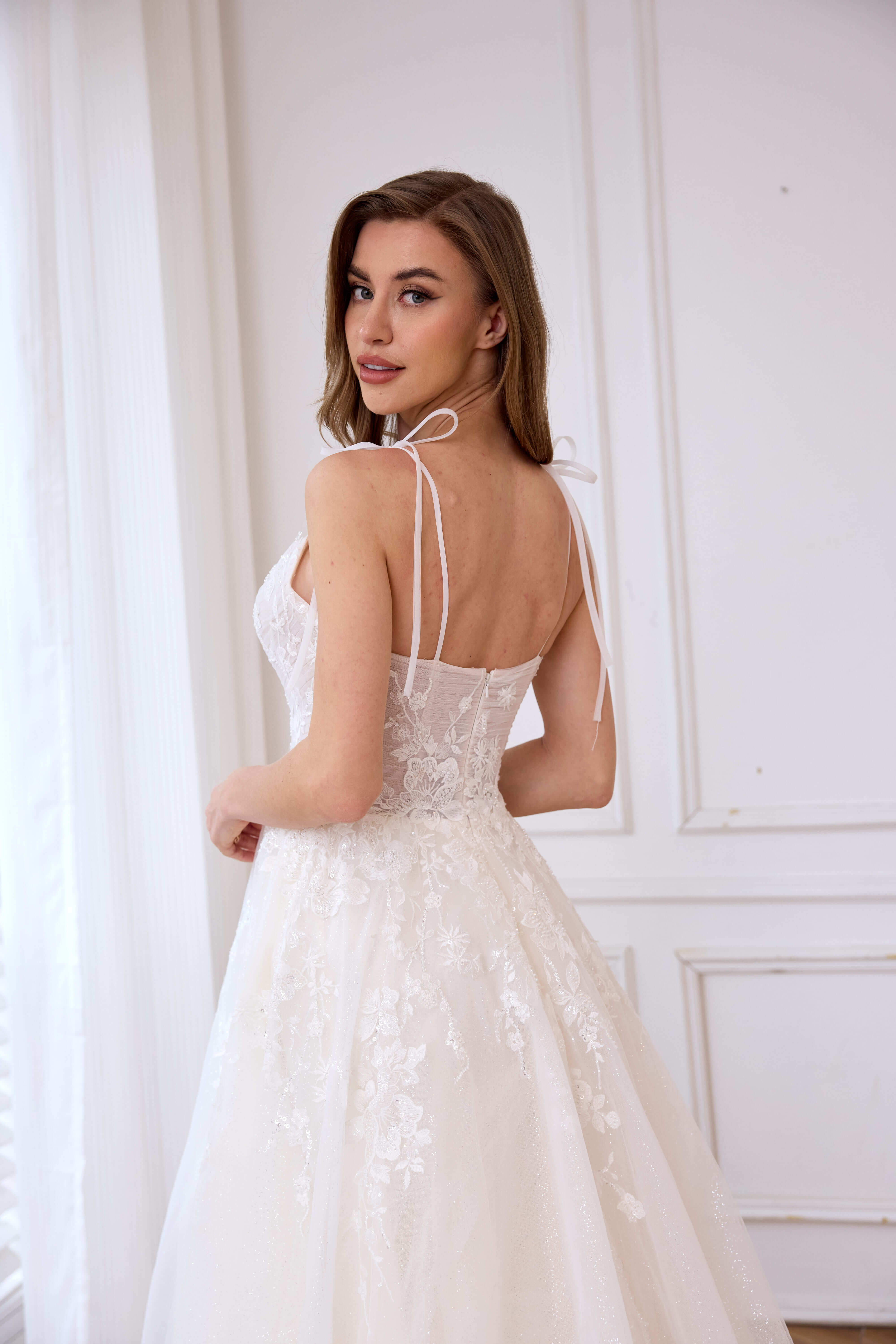 Üppiges, glitzerndes, tief ausgeschnittenes, florales, fließendes A-Linien-Brautkleid mit Schlitz LVB2622 von AND Bride