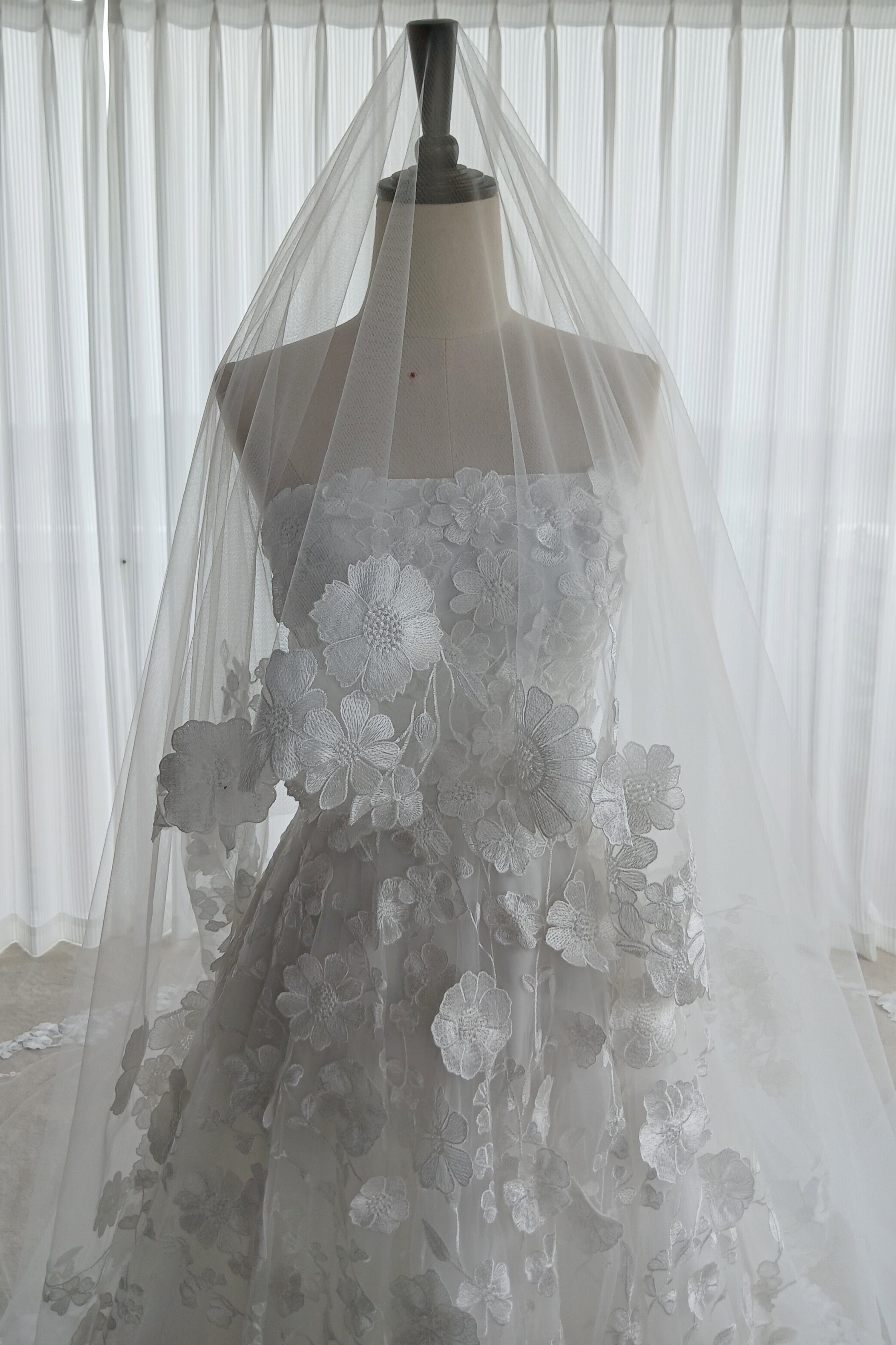 Brautkleid aus floraler Spitze LVB2616 