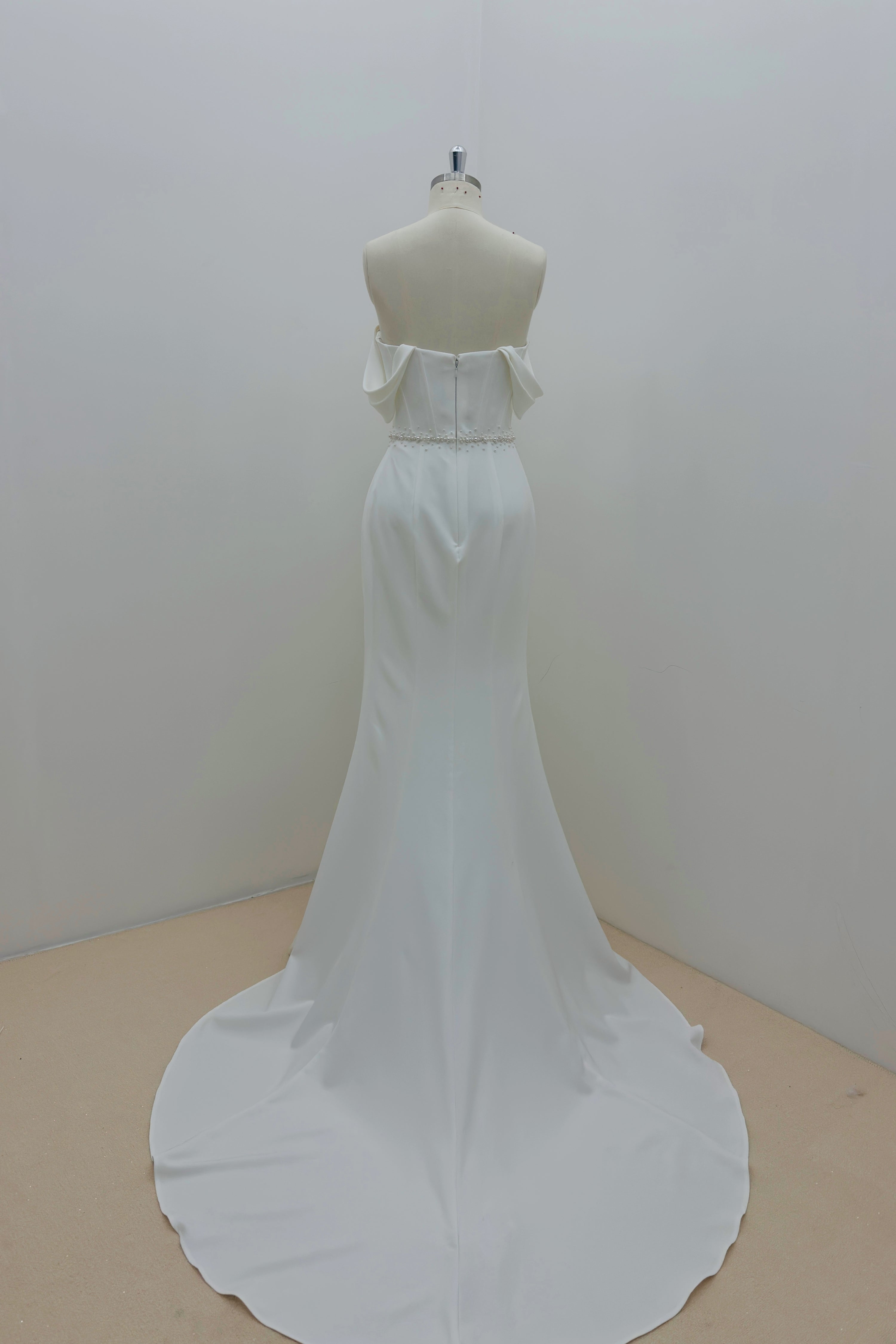 Handgefertigtes Brautkleid mit Perlen und schulterfreien Flügelärmeln LVB2697 