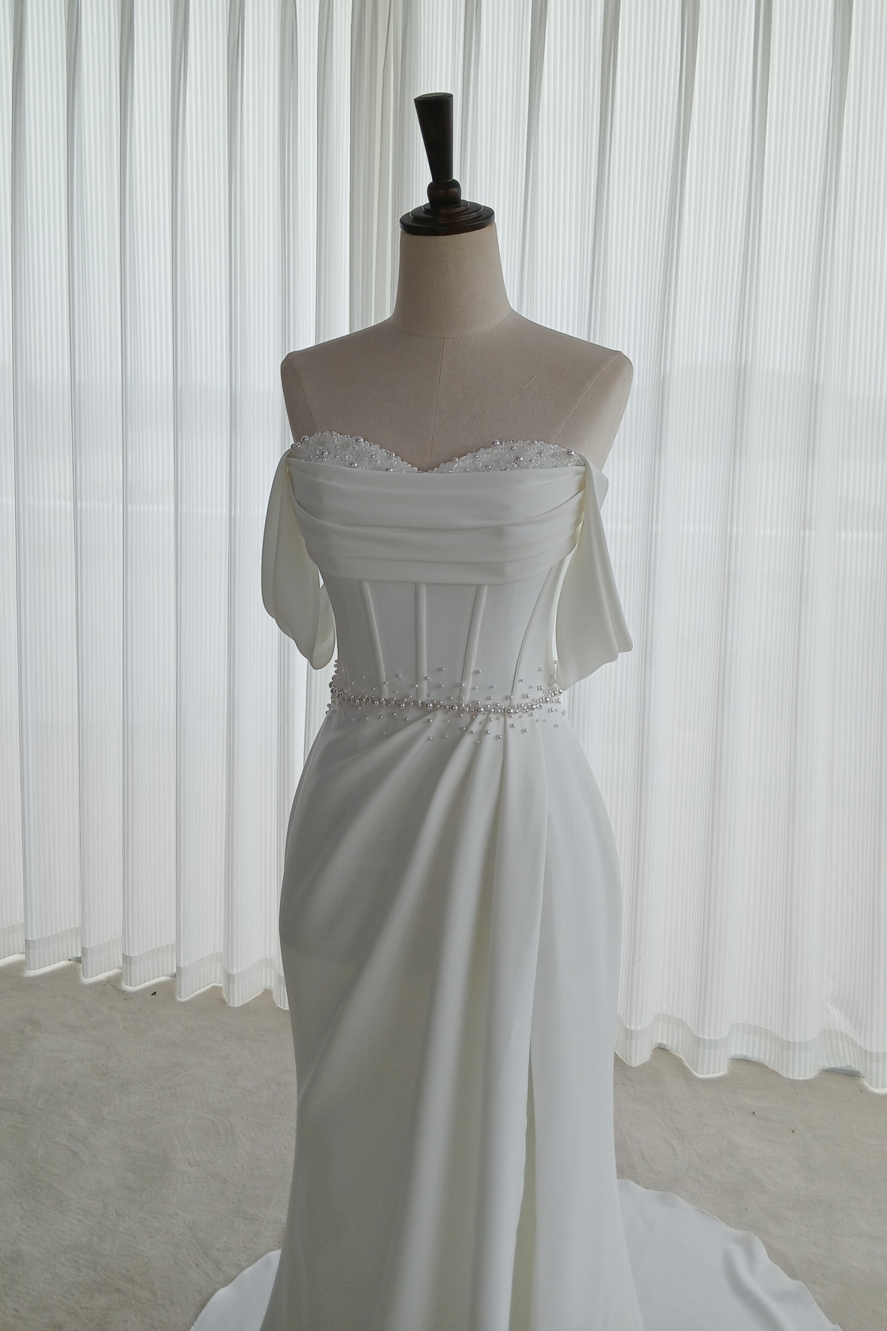 Handgefertigtes Brautkleid mit Perlen und schulterfreien Flügelärmeln LVB2697 